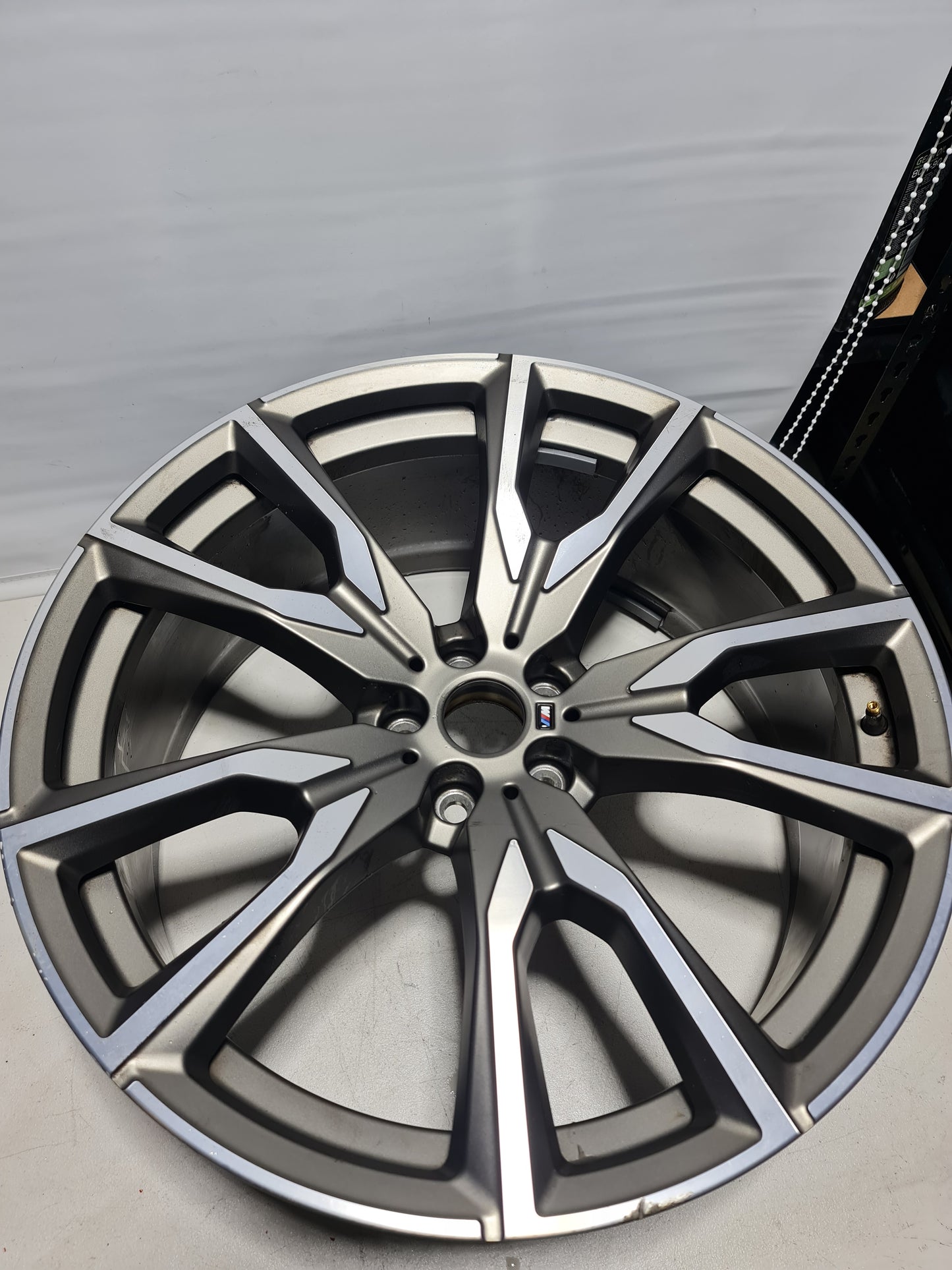 BMW OEM G07 X7 755M M V-Spoke 22" Staggered Wheel Set Silver & Jet Black New - MPerformance.parts