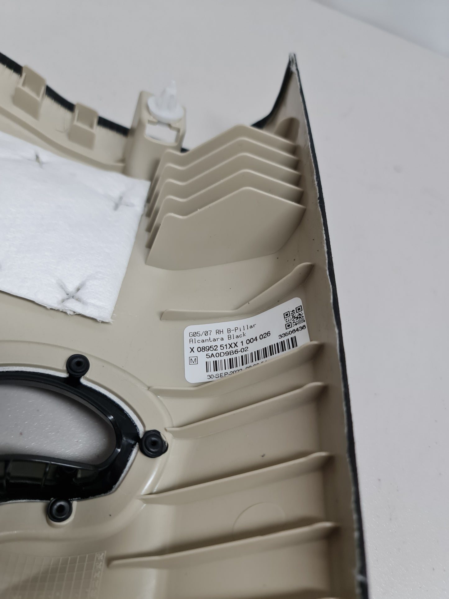 G05/G07 X5/X7 B-pillar trim panel, Alcantara, right black - MPerformance.parts