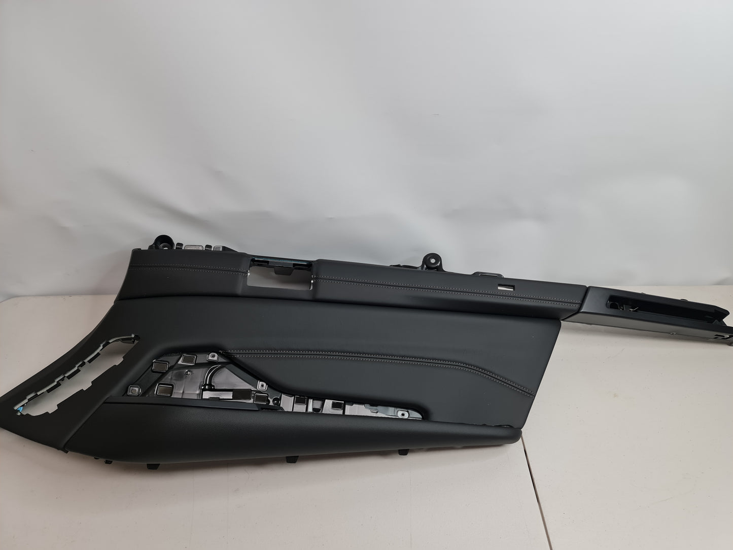 G07 X7 Black Luggage comp trim panel leather top right - MPerformance.parts