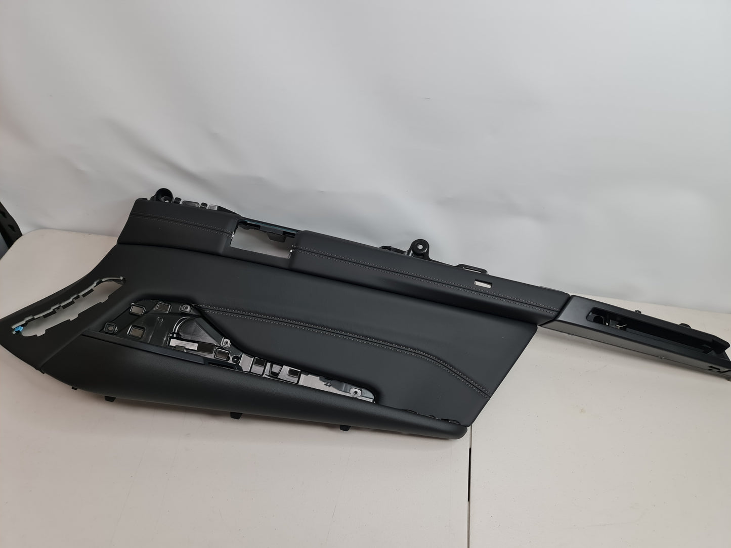 G07 X7 Black Luggage comp trim panel leather top right - MPerformance.parts