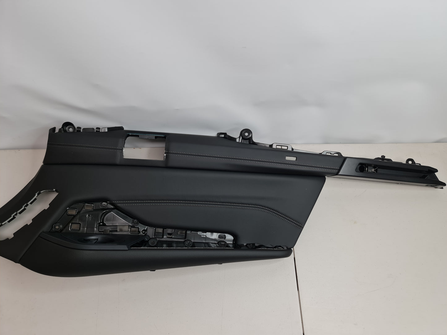 G07 X7 Black Luggage comp trim panel leather top right - MPerformance.parts