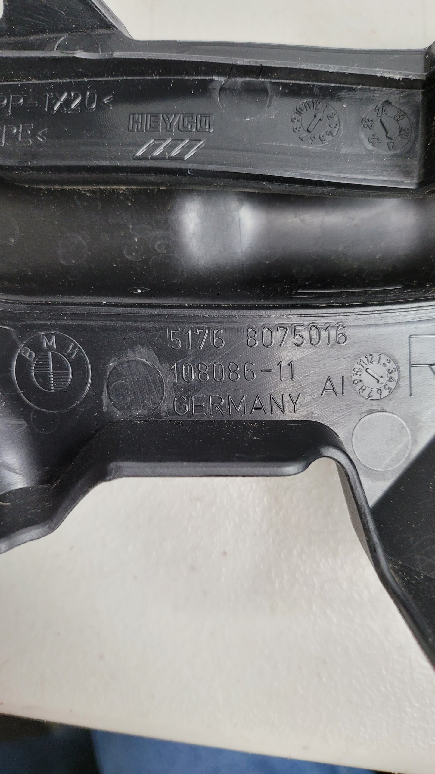 BMW M4 COUPE G82 FRONT BONNET HOOD RIGHT GASKET SEAL 51768075016 - MPerformance.parts