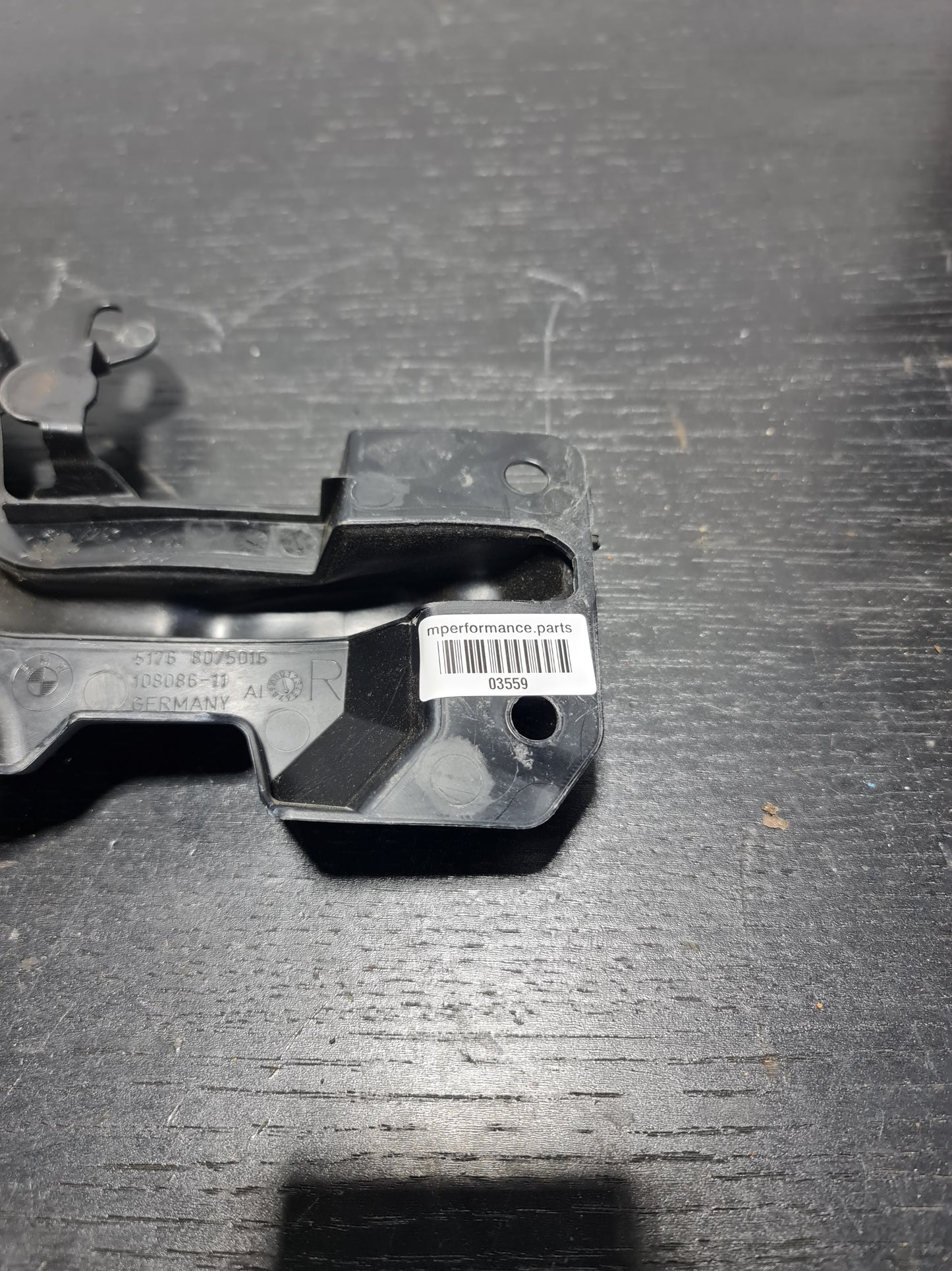 BMW M4 COUPE G82 FRONT BONNET HOOD RIGHT GASKET SEAL 51768075016 - MPerformance.parts