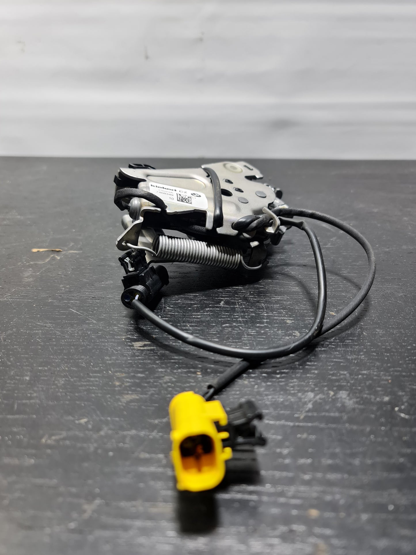 BMW 1 F40 FRONT LEFT BONNET HOOD LOCK 51237468349 - MPerformance.parts
