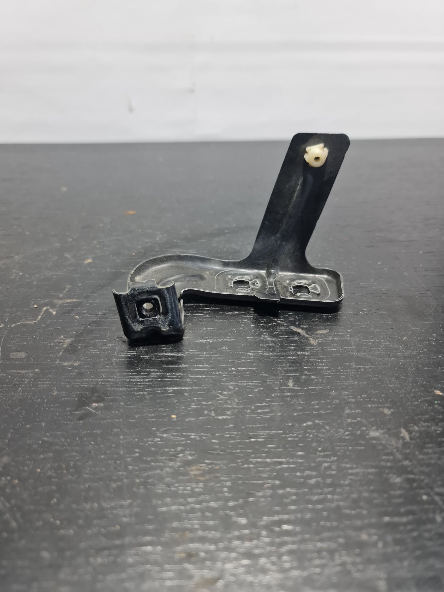 BMW F80 M3 3 SERIES LEFT GUARD BRACKET 7255821 - MPerformance.parts