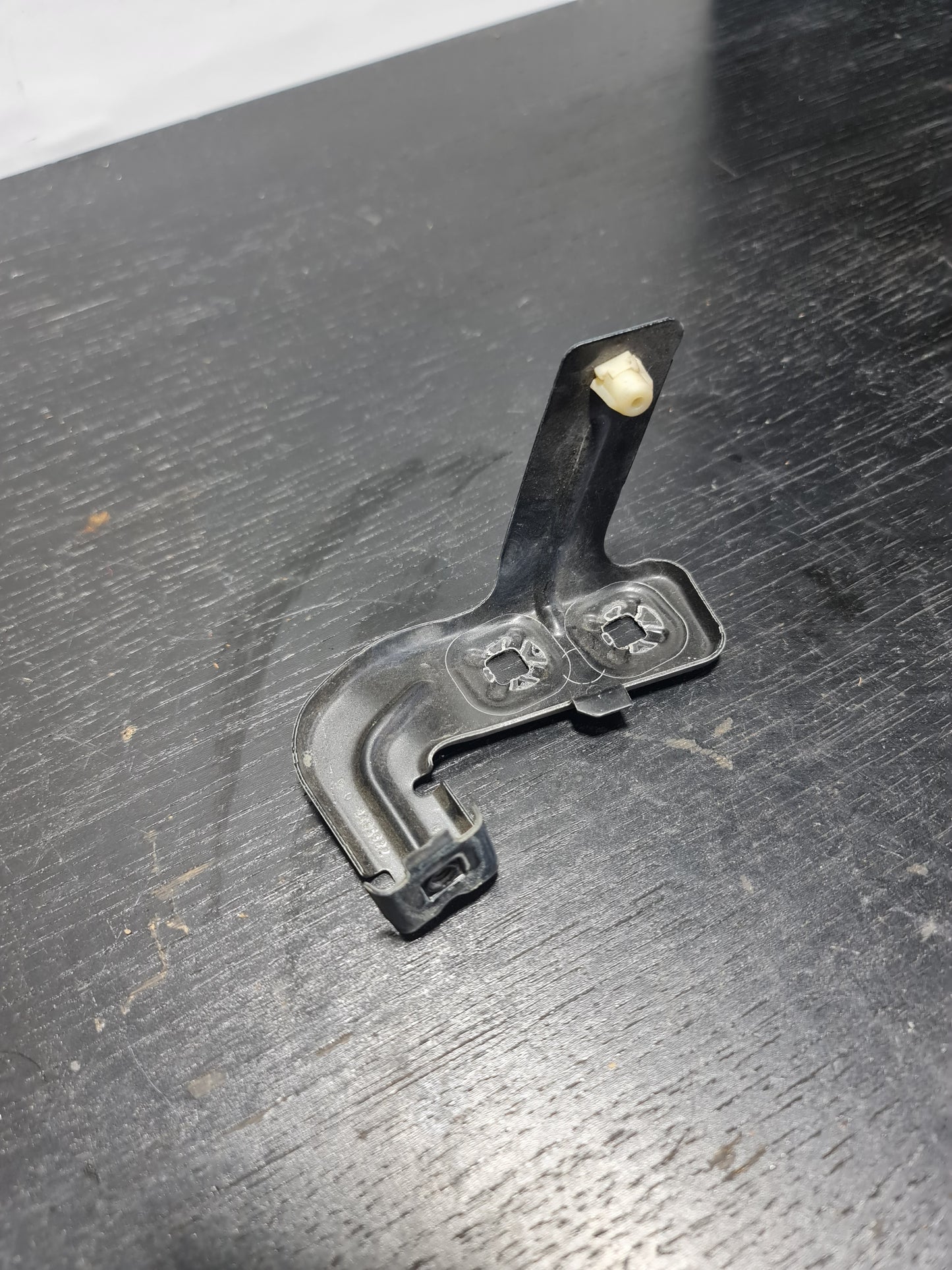 BMW F80 M3 3 SERIES LEFT GUARD BRACKET 7255821 - MPerformance.parts