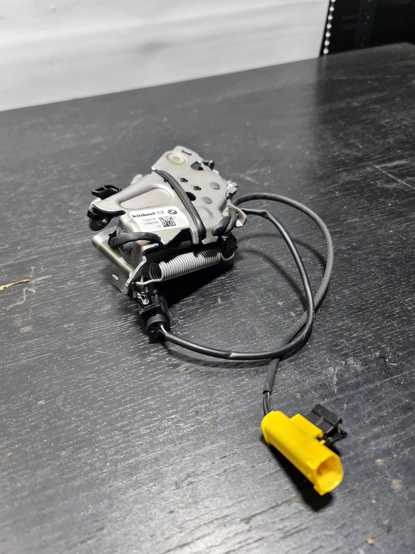 BMW 1 F40 FRONT LEFT BONNET HOOD LOCK 51237468349 - MPerformance.parts