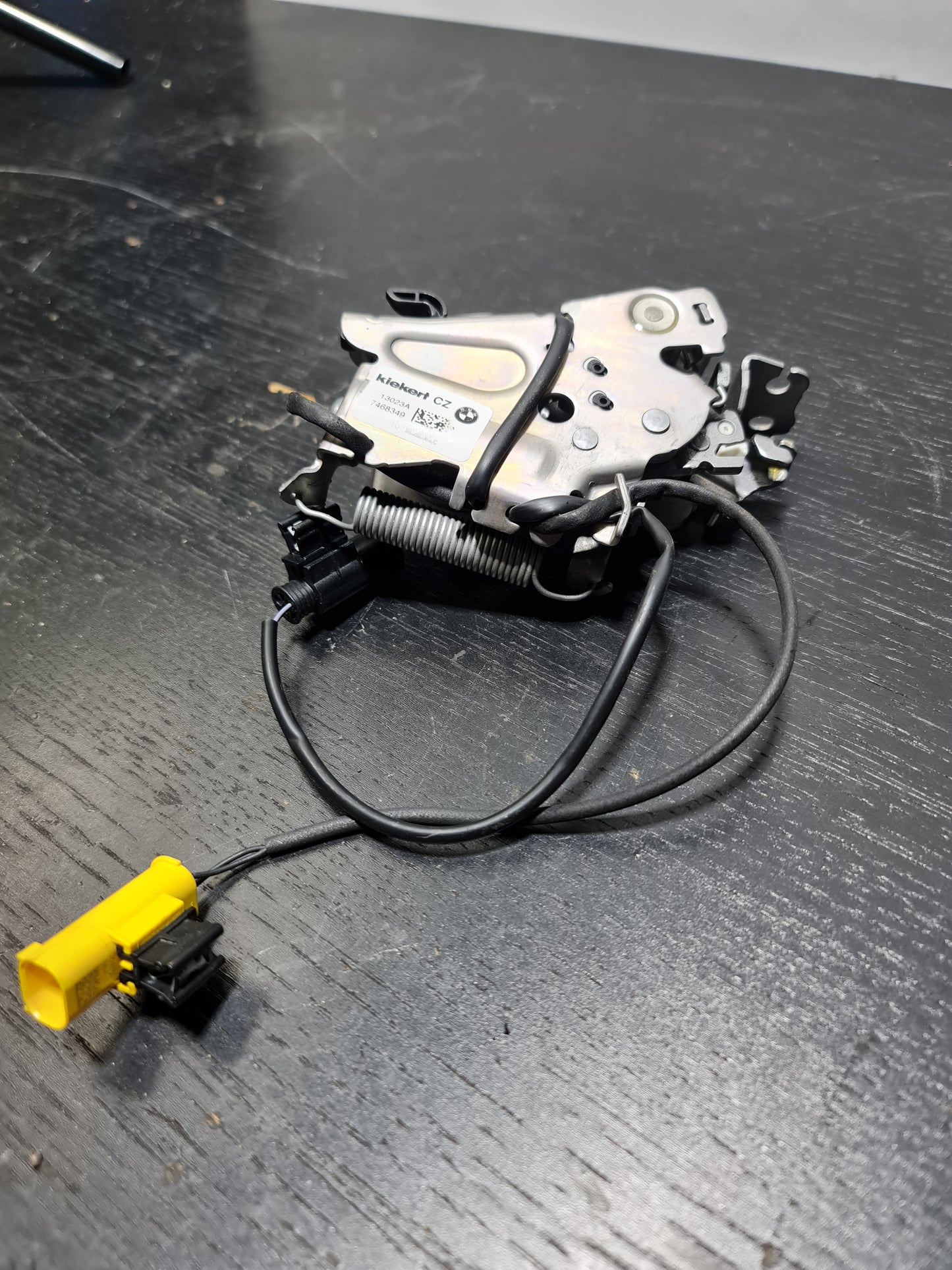 BMW 1 F40 FRONT LEFT BONNET HOOD LOCK 51237468349 - MPerformance.parts