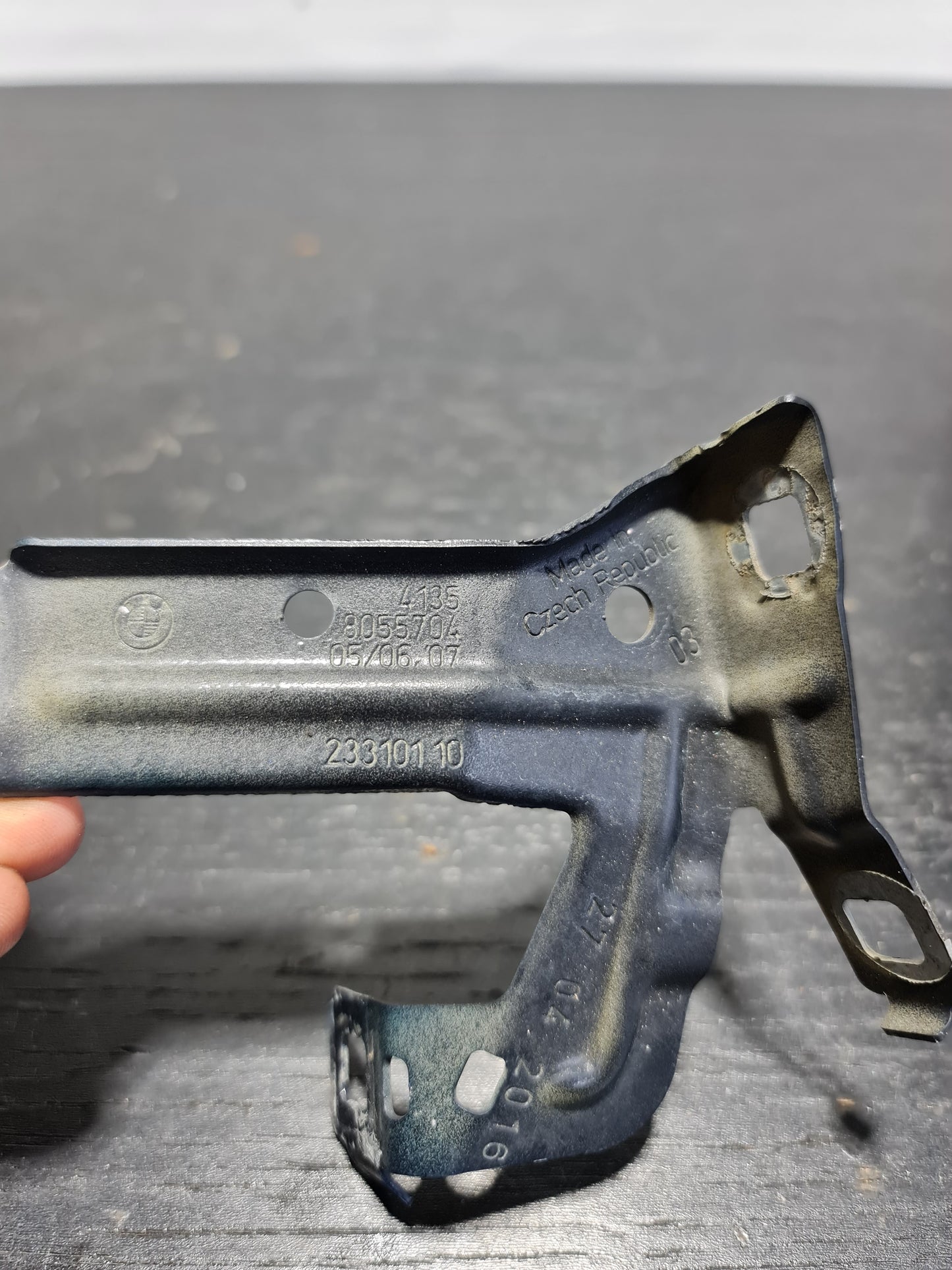 BMW M4 F8X (2013+) FRONT RIGHT FENDER HOLDER 8055704 (N170) 8055704 41358055704 - MPerformance.parts