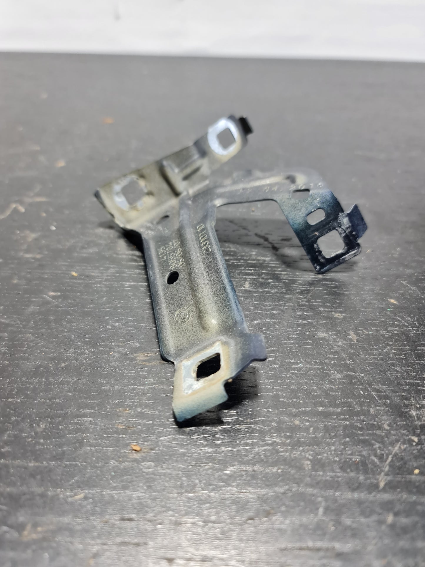 BMW M4 F8X (2013+) FRONT RIGHT FENDER HOLDER 8055704 (N170) 8055704 41358055704 - MPerformance.parts