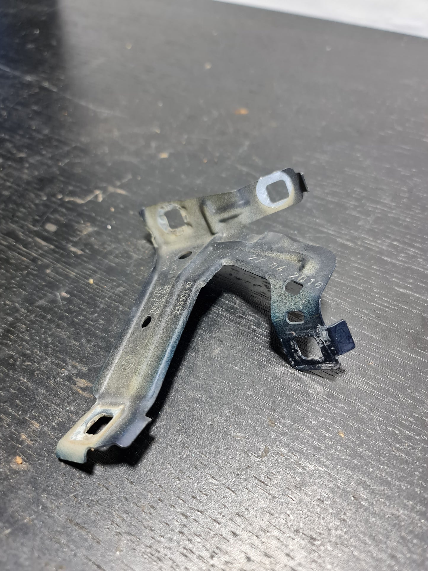 BMW M4 F8X (2013+) FRONT RIGHT FENDER HOLDER 8055704 (N170) 8055704 41358055704 - MPerformance.parts
