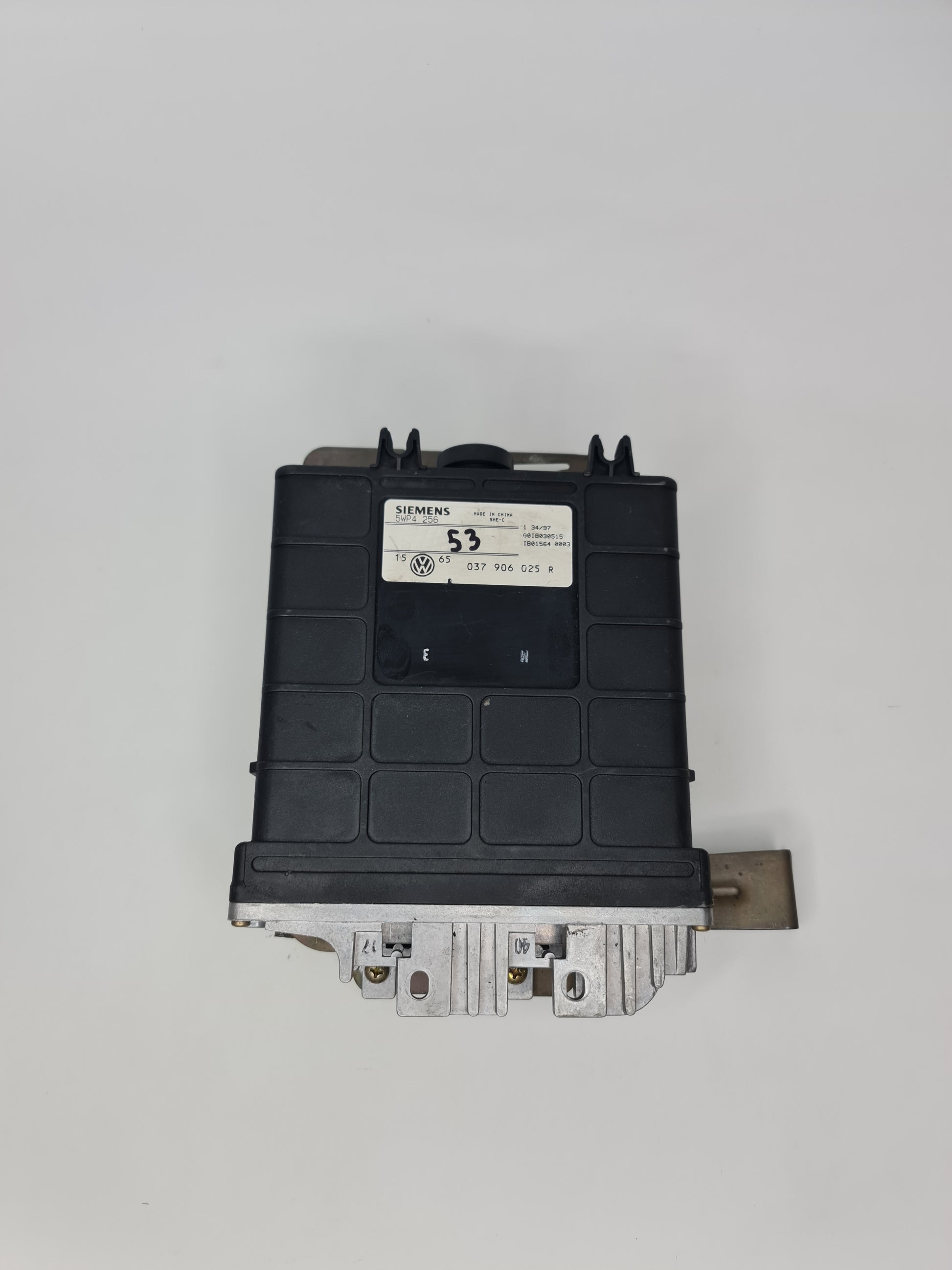 VOLKSWAGEN ENGINE CONTROL UNIT ECU 037906025 - MPerformance.parts