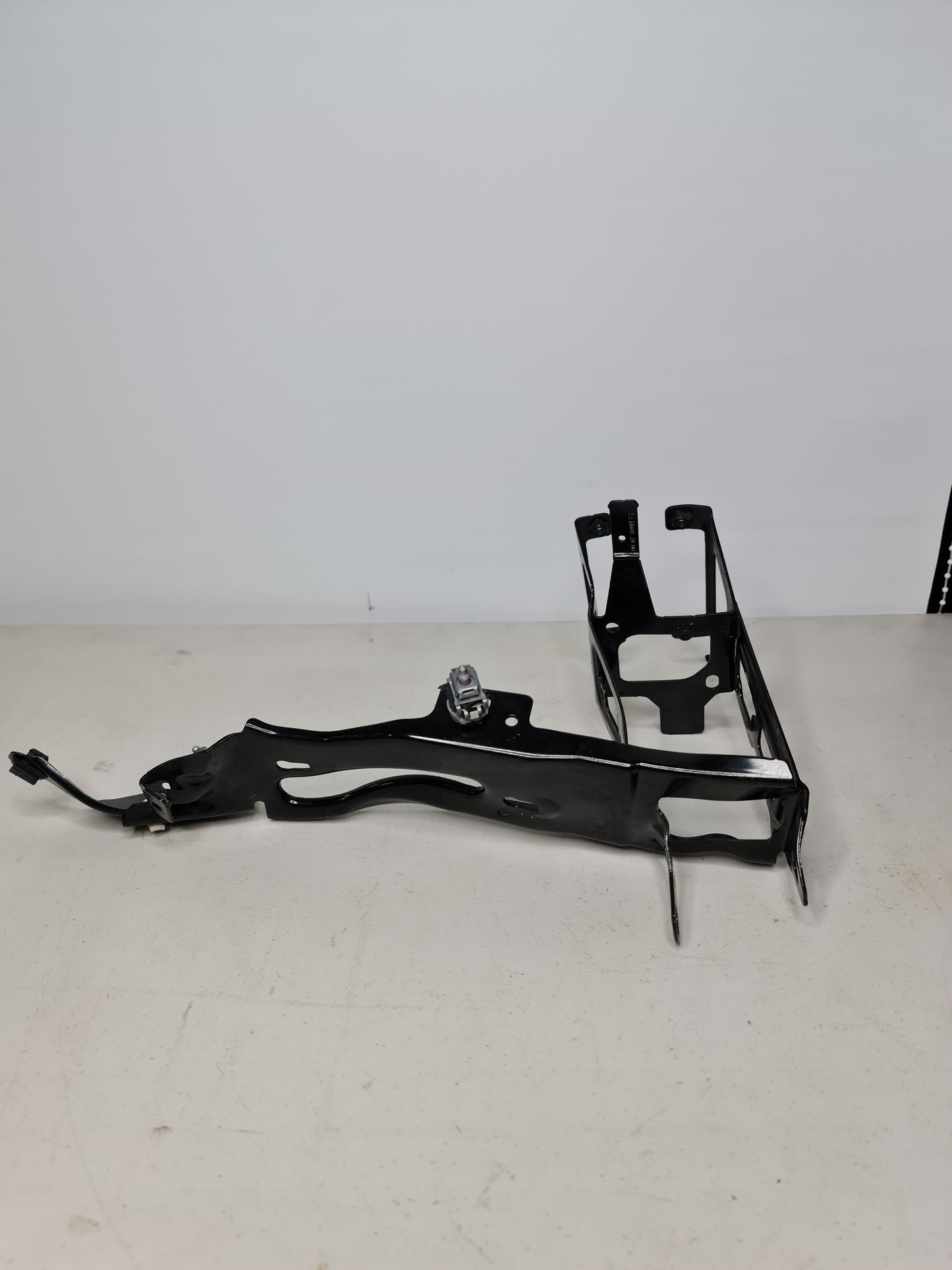 OEM BMW 4 F82 M4 3.0 PETROL RADIATOR RIGHT SIDE BRACKET 51648055670 2015 15-19 5164 8055670 10 170238 11 - MPerformance.parts