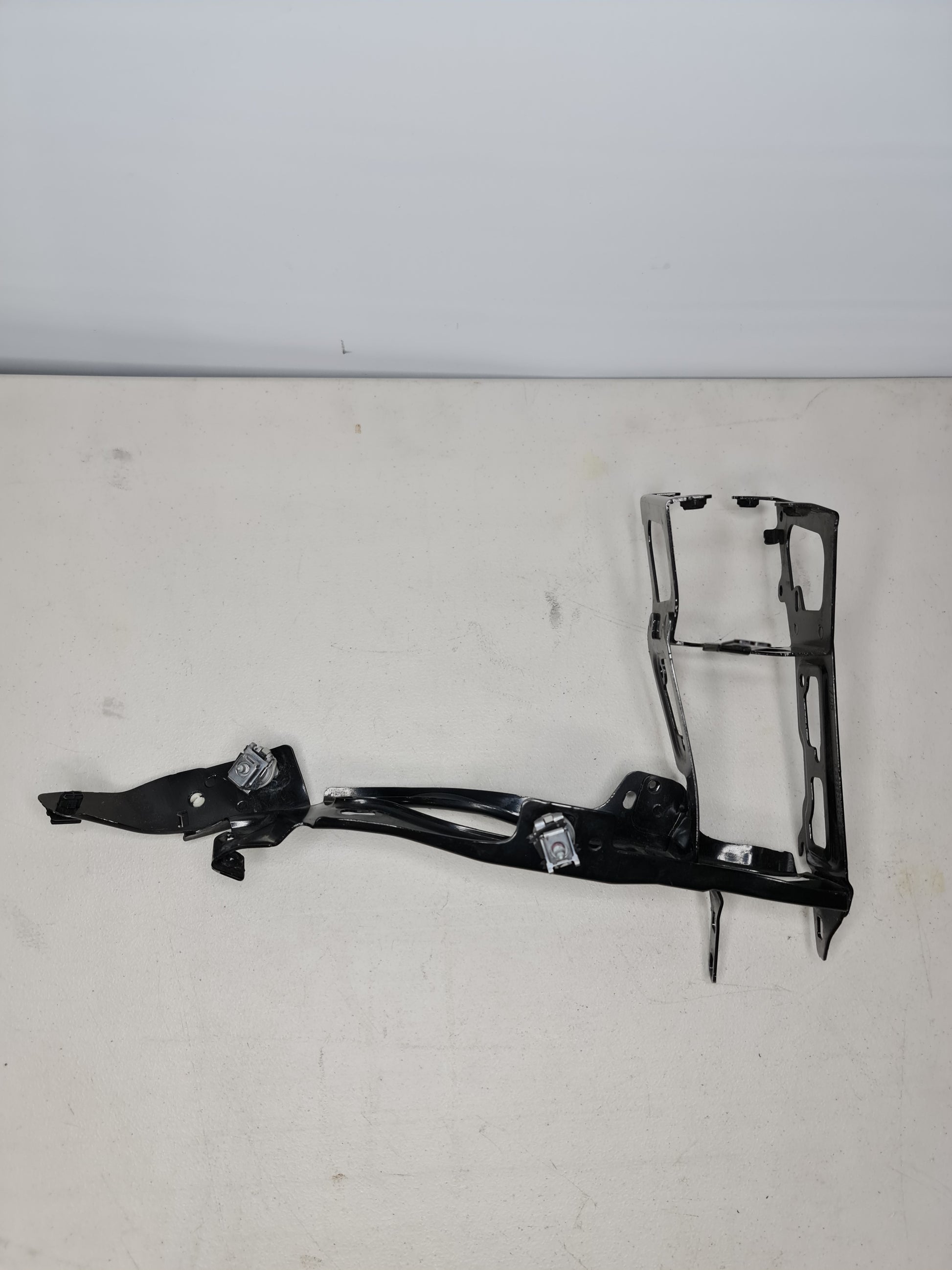 OEM BMW 4 F82 M4 3.0 PETROL RADIATOR RIGHT SIDE BRACKET 51648055670 2015 15-19 5164 8055670 10 170238 11 - MPerformance.parts