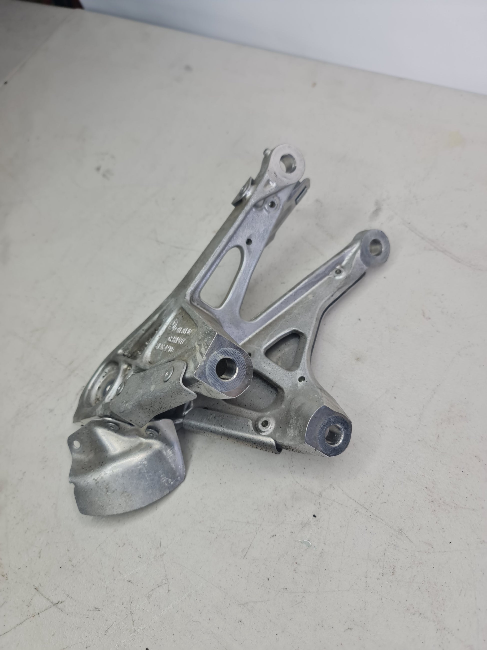 BMW 2 COUPÉ F87 RIGHT ENGINE SUPPORT BRACKET - MPerformance.parts