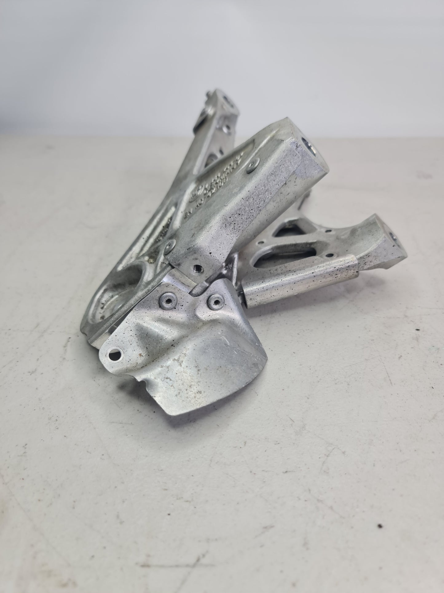 BMW 2 COUPÉ F87 RIGHT ENGINE SUPPORT BRACKET - MPerformance.parts