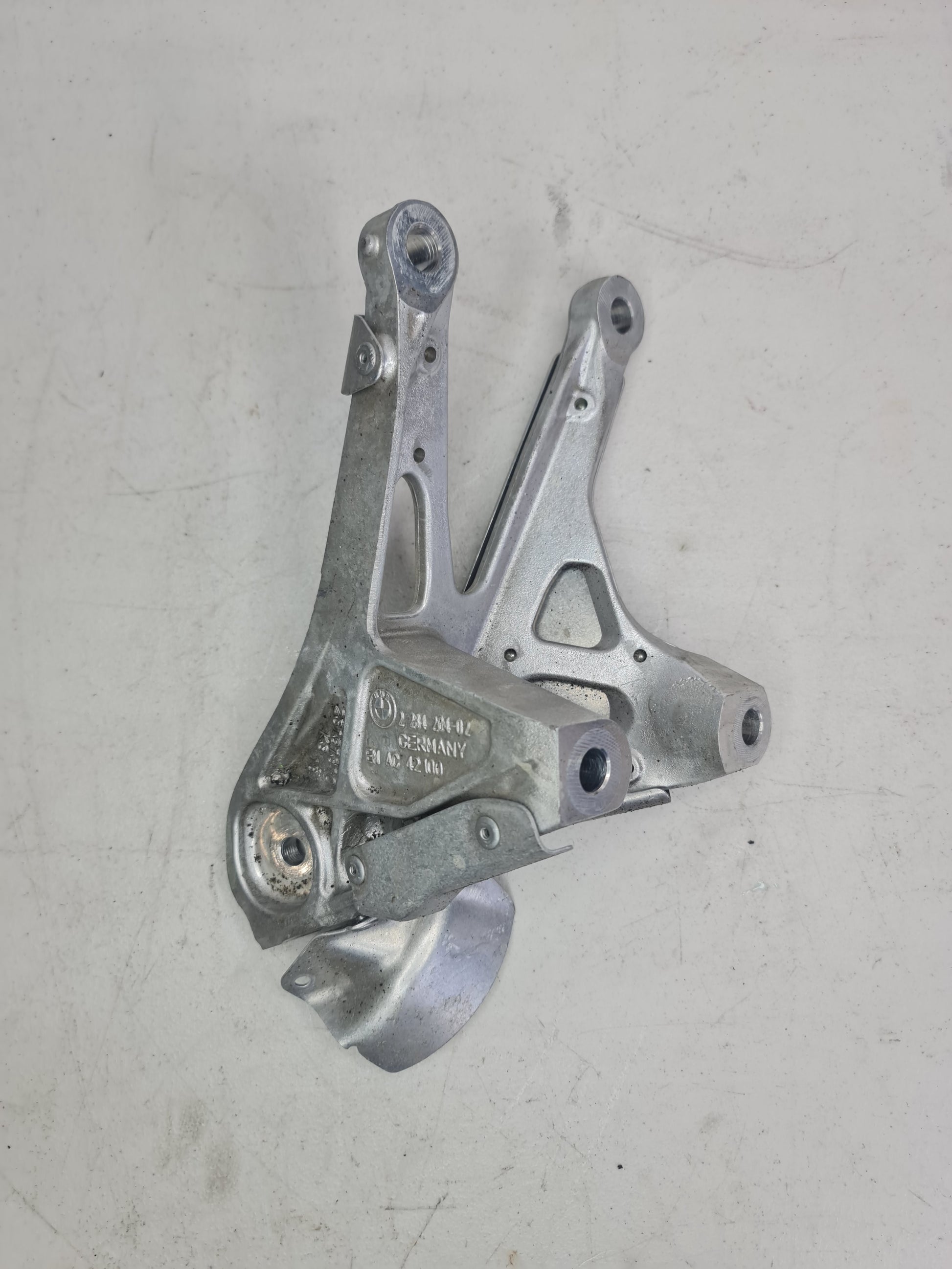 BMW 2 COUPÉ F87 RIGHT ENGINE SUPPORT BRACKET - MPerformance.parts