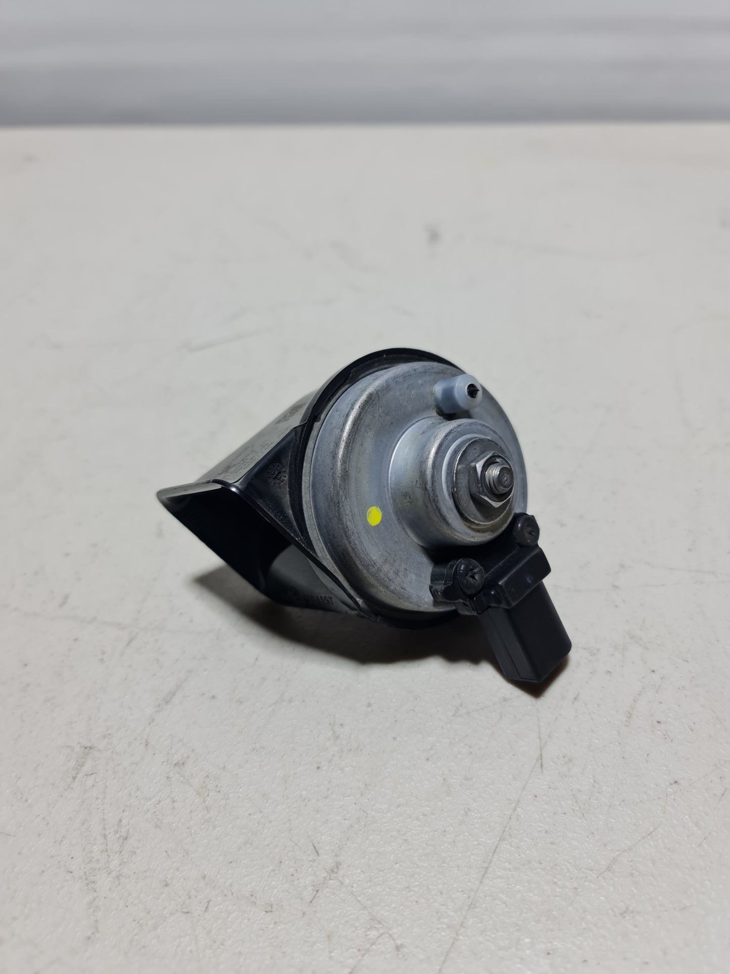 019-2020 BMW M2 61-33-8-077-468 BMW 61338077468 HORN, LOW PITCH 8077468 02 - MPerformance.parts