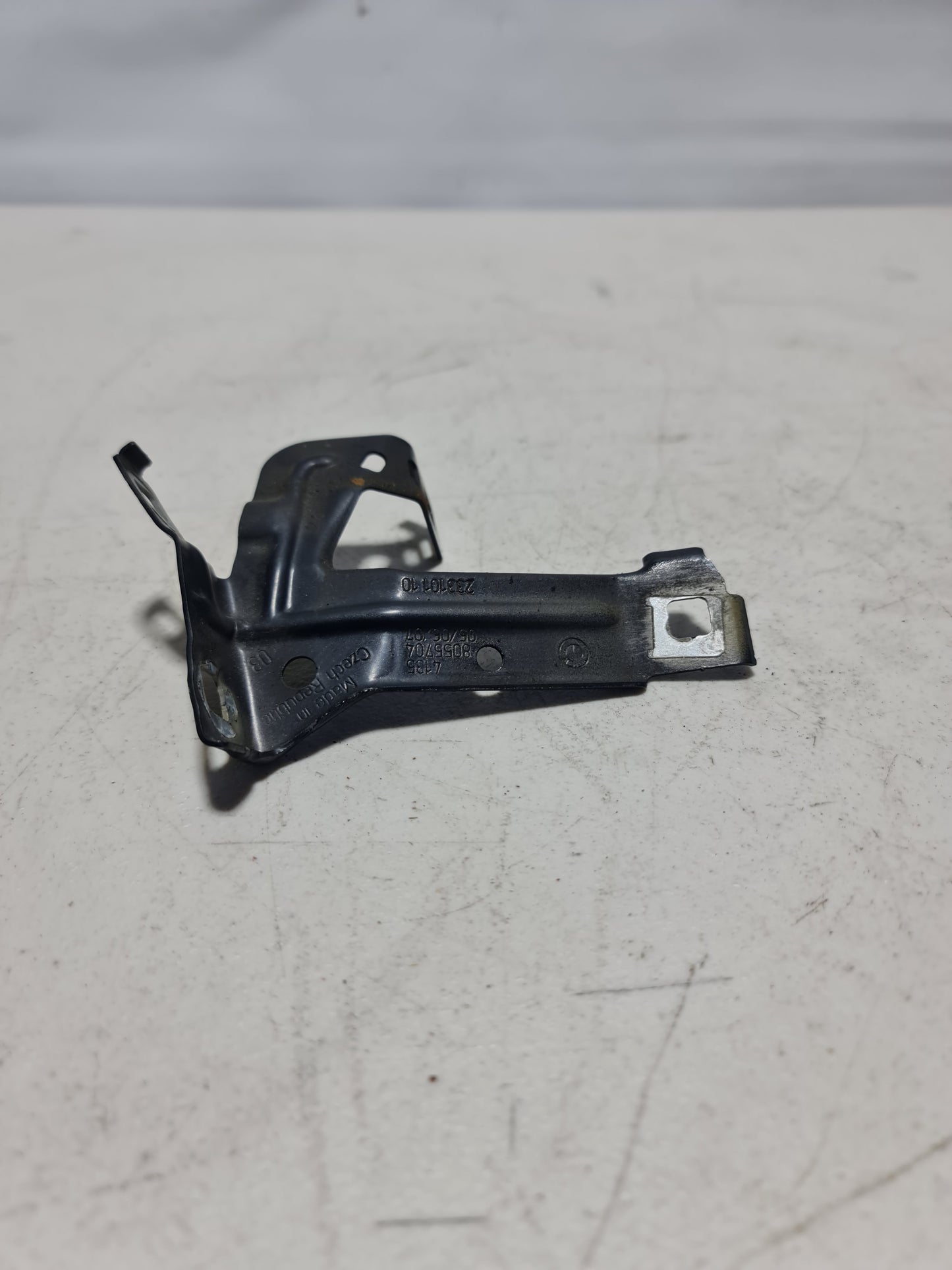 BMW M4 F8X (2013+) FRONT RIGHT FENDER HOLDER 8055704 (N170) 8055704 41358055704