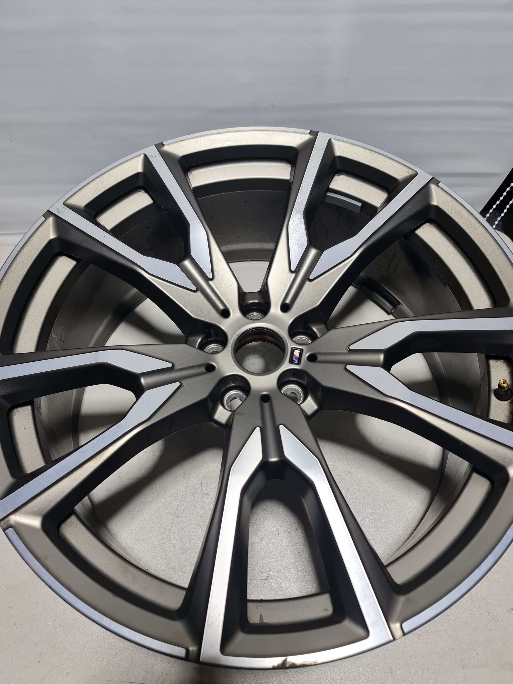 BMW OEM G07 X7 755M M V-Spoke 22-inch staggered wheel set in silver and grey for luxury SUV styling.