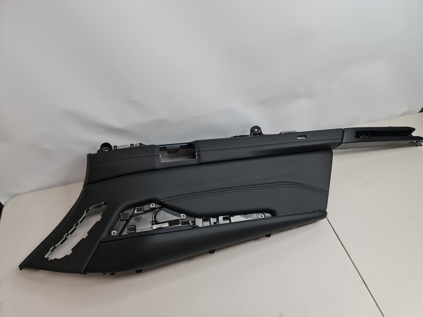 G07 X7 Black Luggage comp trim panel leather top right