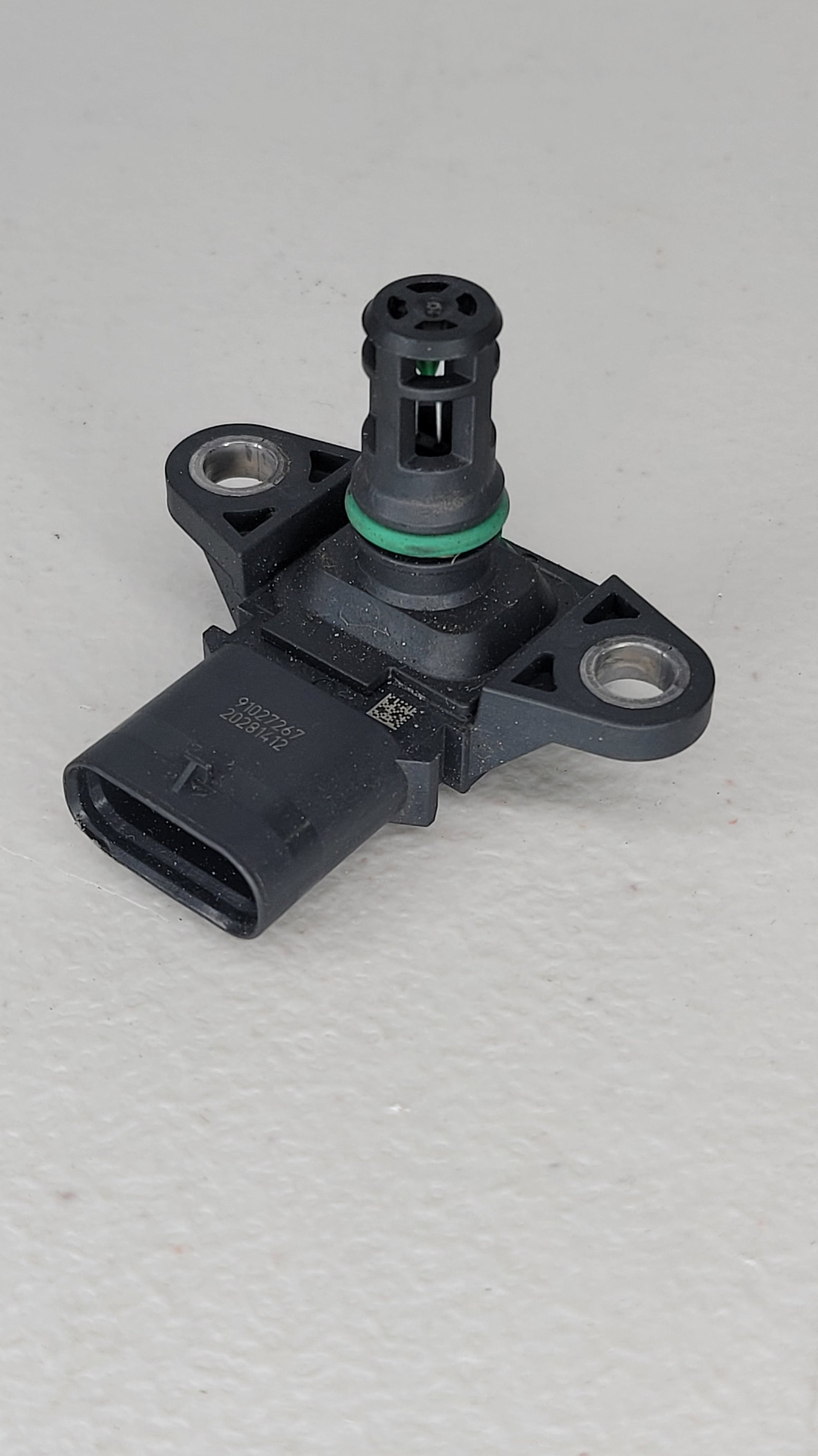 MPerformance.parts 3.5 135I & 335I N20 N54 car MAP pressure sensor, close-up view of the automotive pressure sensor.