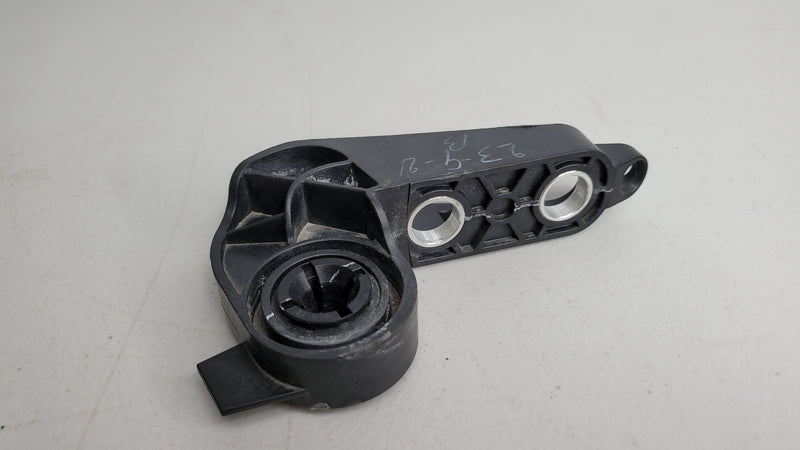 BMW 3 G80 RIGHT AIR DUCT BRACKET 51647457052 7457052 - MPerformance.parts