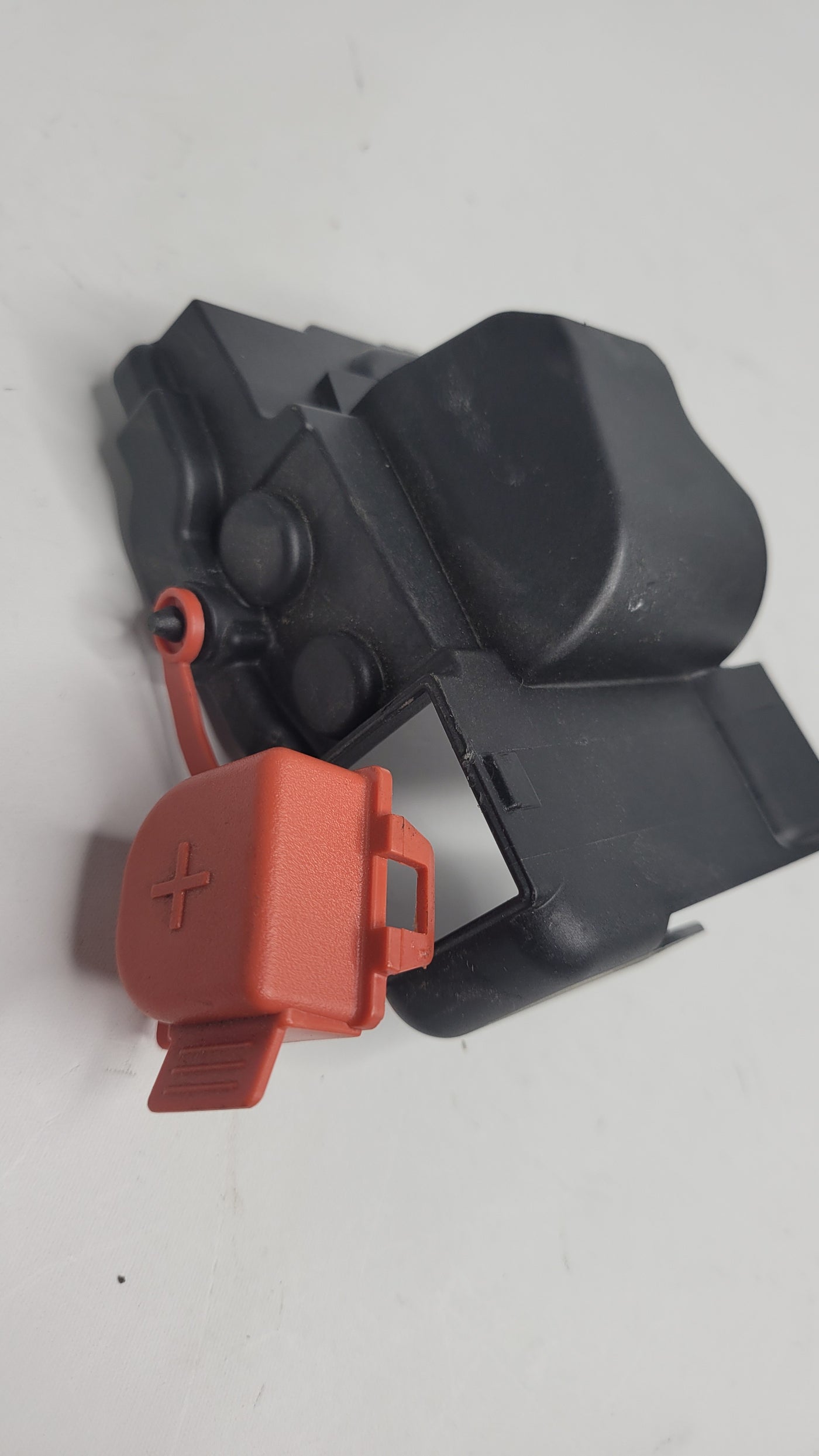 FUSE RELAY BATTERY JUNCTION BOX UPPER COVER OEM 8793045 BMW M3 G80 - MPerformance.parts