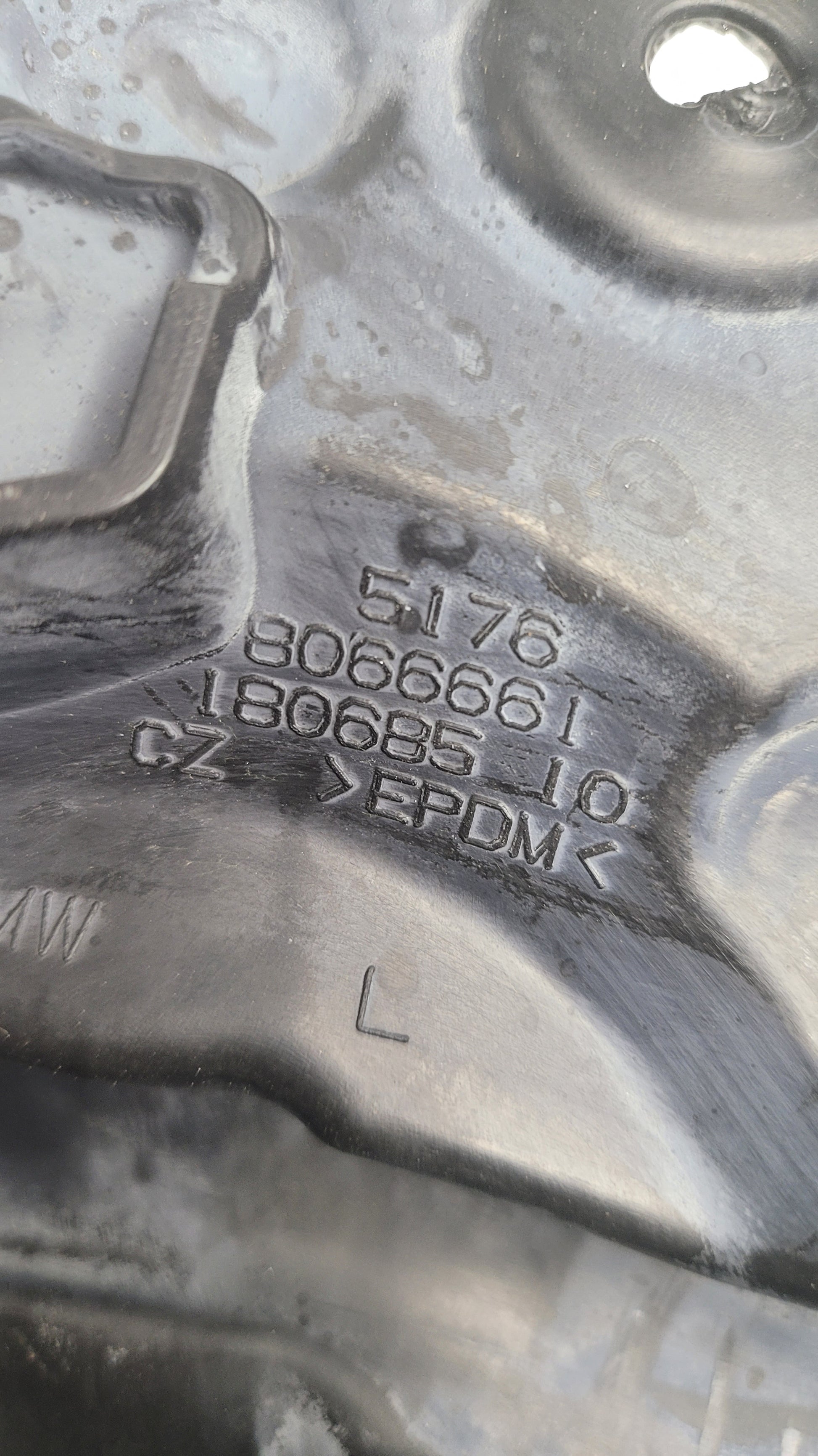 BMW M3 M4 F80 F82 F83 LEFT - Engine / HOOD SEAL 8066661 - MPerformance.parts