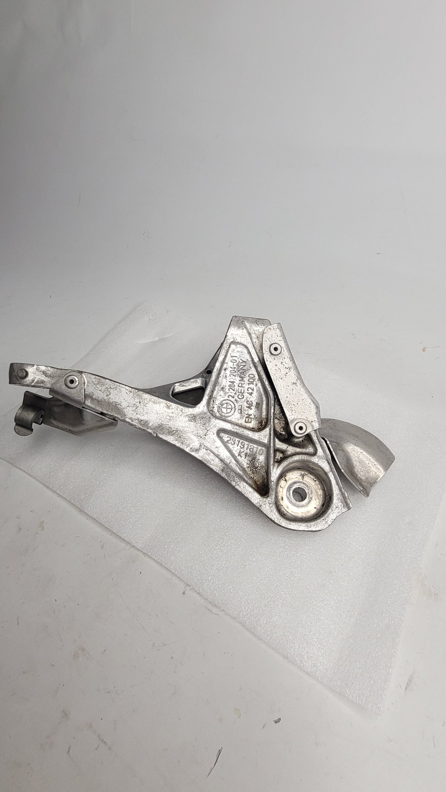 BMW F82 M4 F87 F80 F83 Right Engine Support Bracket 2284204 - MPerformance.parts
