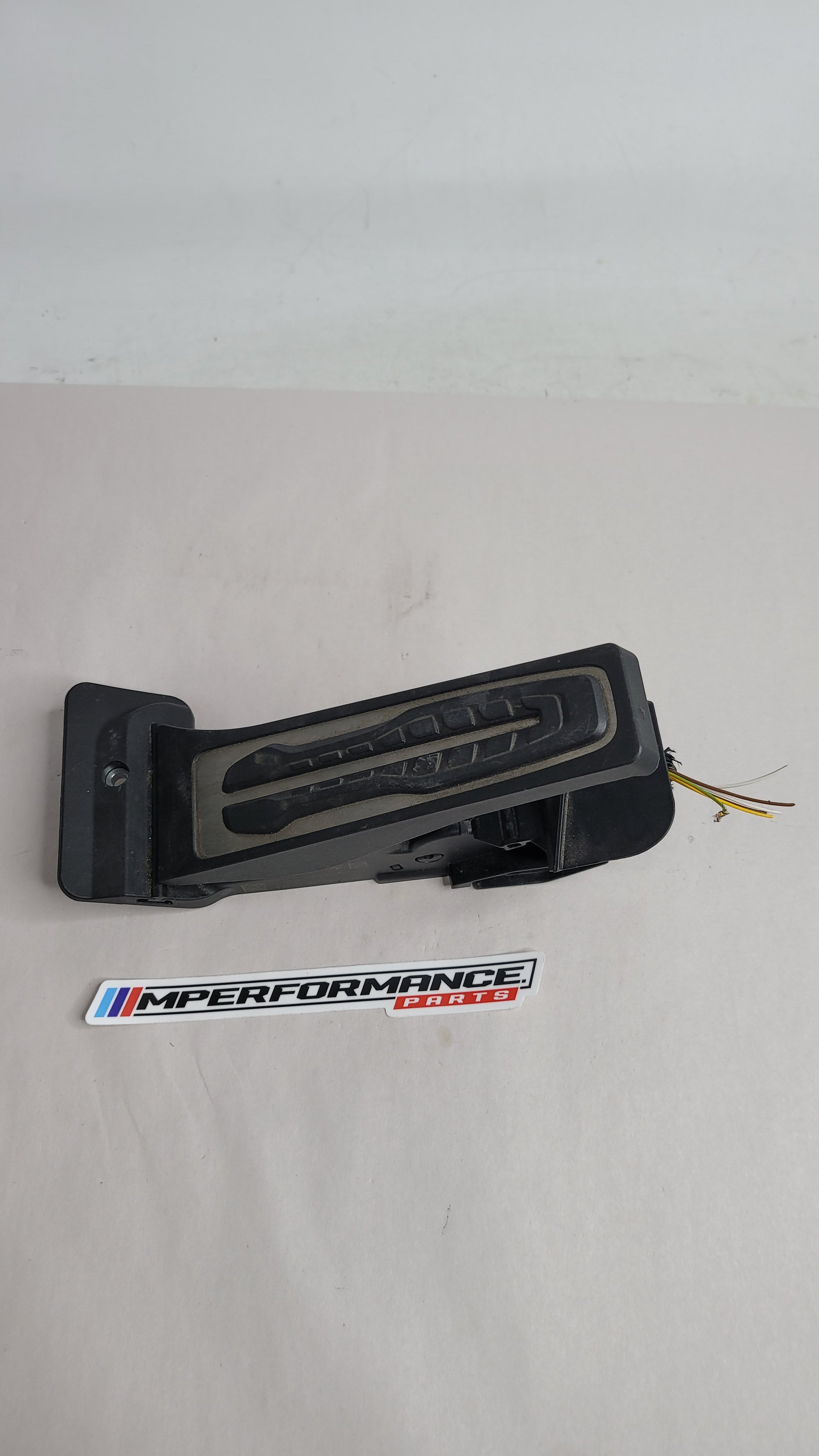BMW G05 G07 G22 G80 G82 M3 F42 XM ACCELERATOR PEDAL THROTTLE MODULE AUTO 6889820 - MPerformance.parts