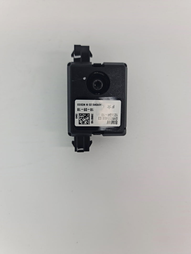 BMW antenna amplifier trap circuit for M2, M3, M4 F80, F82, F83, F87 models, showing the circuit component and connectors.