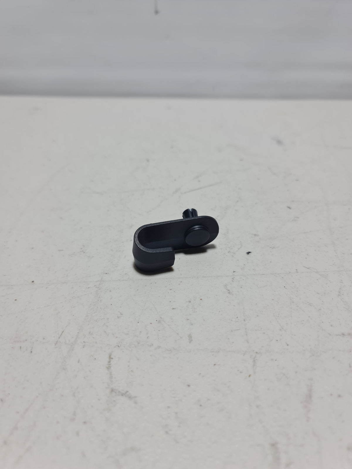 BMW hook for 2010-2020 models, part number 51-47-7-258-562, shown in a close-up view of the black metal hook.