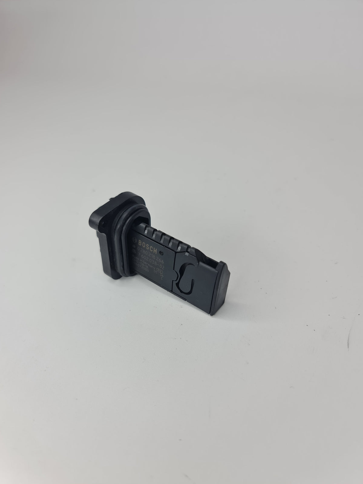BMW hot-film air mass flow sensor for 2012-2020 13-62-7-602-038, automotive mass air flow meter for BMW engines.