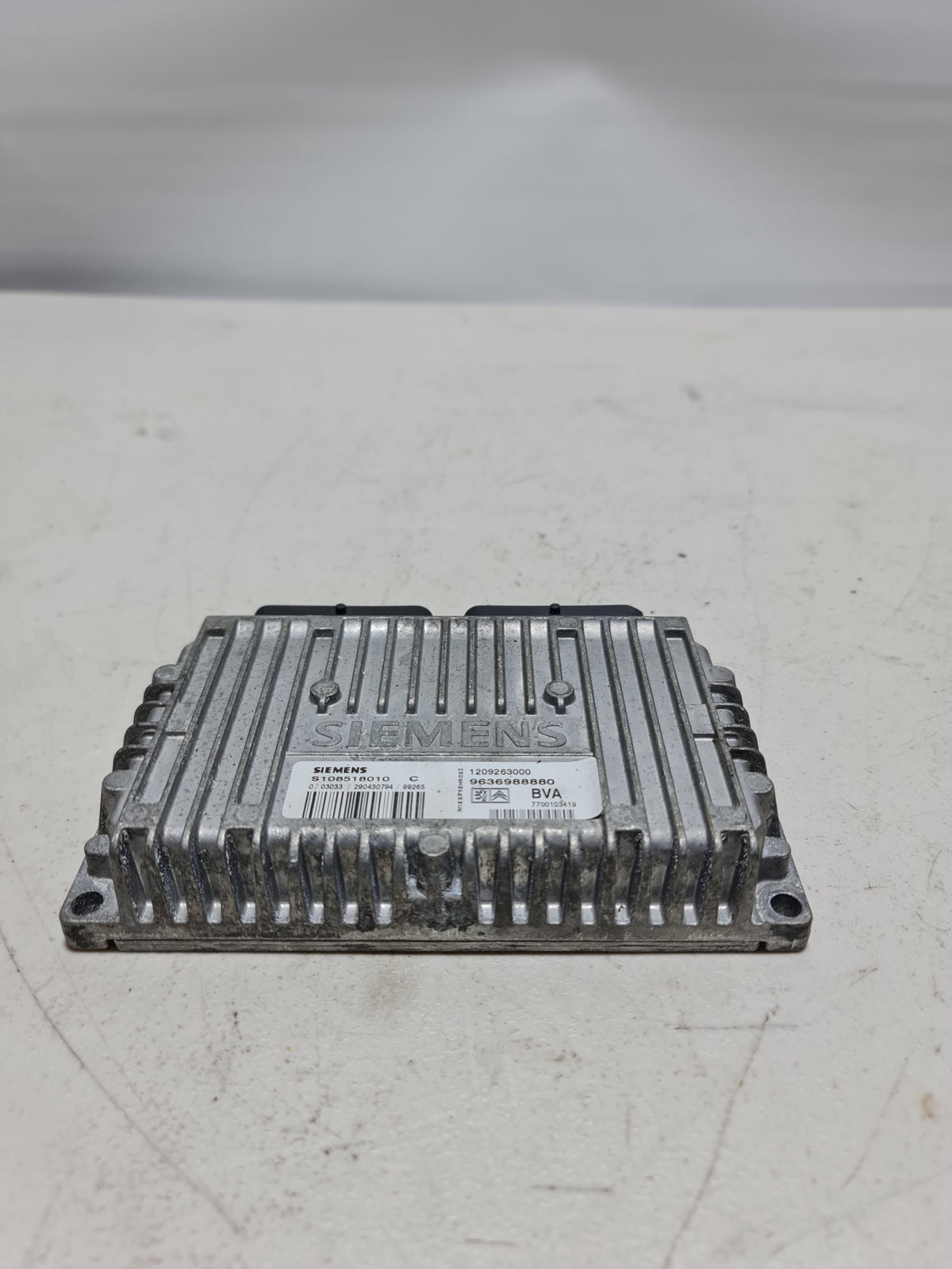 Original BMW profile gasket 11512464133, engine seal, automotive part, black rubber seal for vehicle fitting.