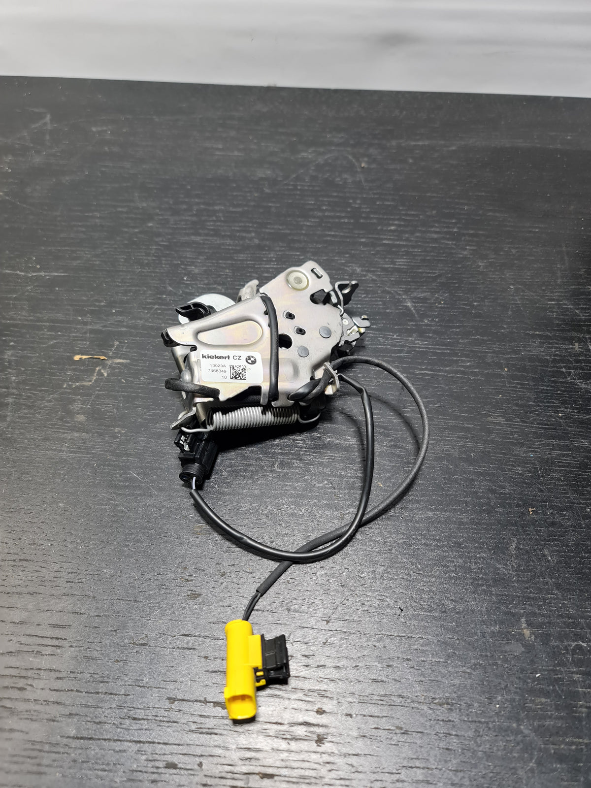 BMW 1 F40 FRONT LEFT BONNET HOOD LOCK 51237468349 - MPerformance.parts