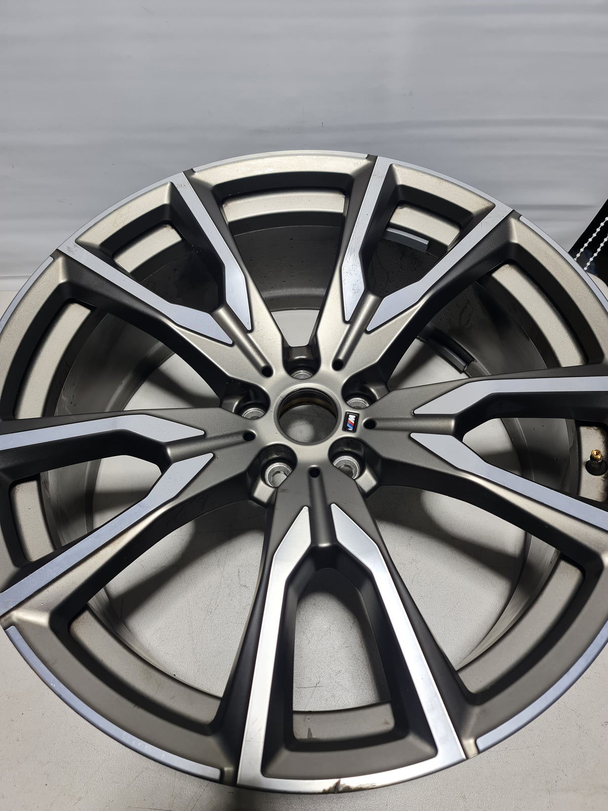 BMW OEM G07 X7 755M M V-Spoke 22-inch staggered wheel set in silver and grey for luxury SUV styling.