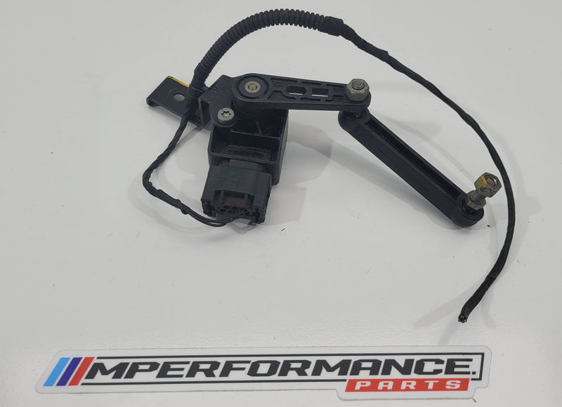 BMW R height sensor 6870000 for F8x F3x models by MPerformance.parts, showing the sensor component with wiring and mounting details.