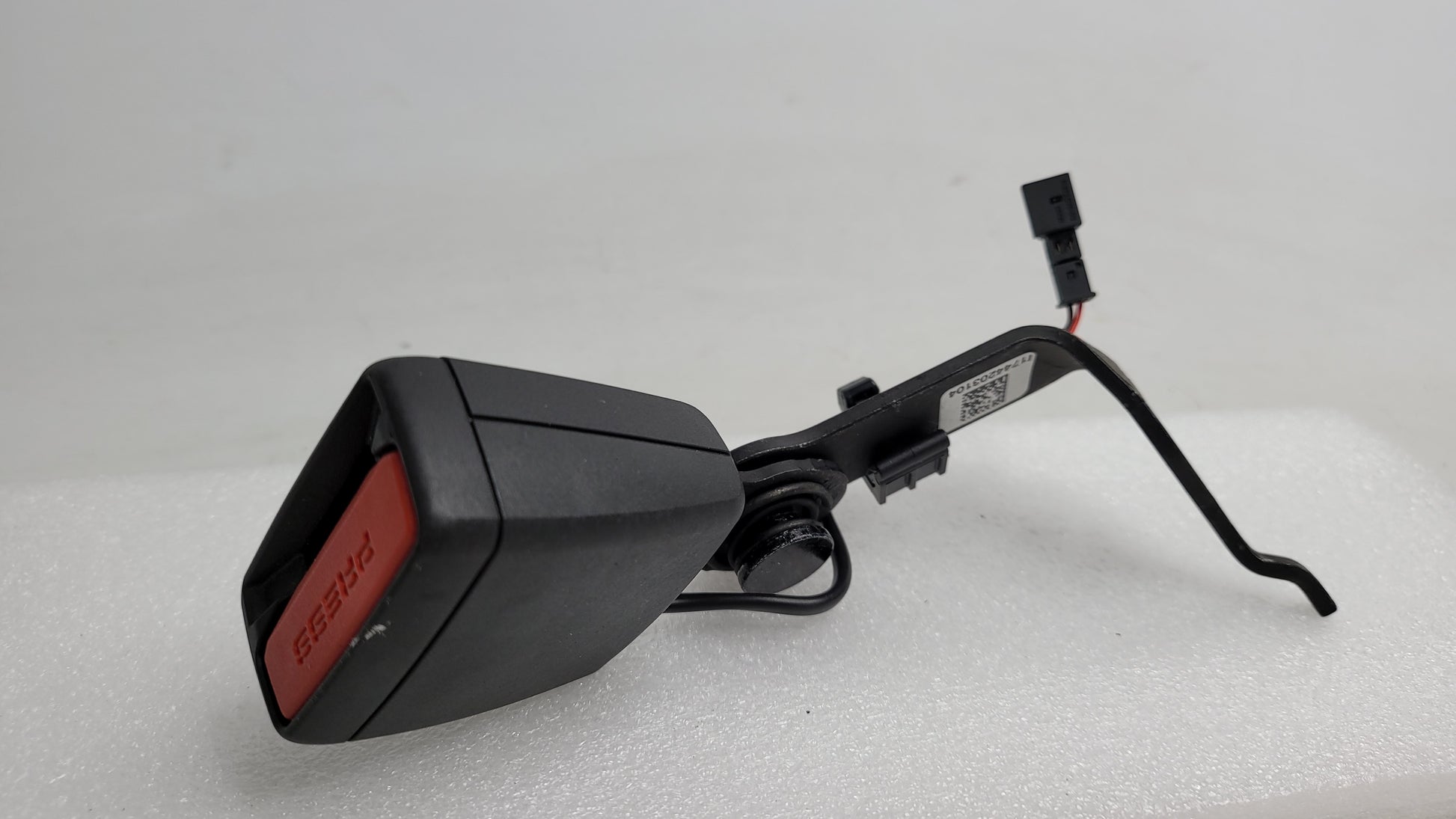 BMW M3 G80 - REAR LEFT SEAT BELT Buckle / Receiver 7442031 - MPerformance.parts