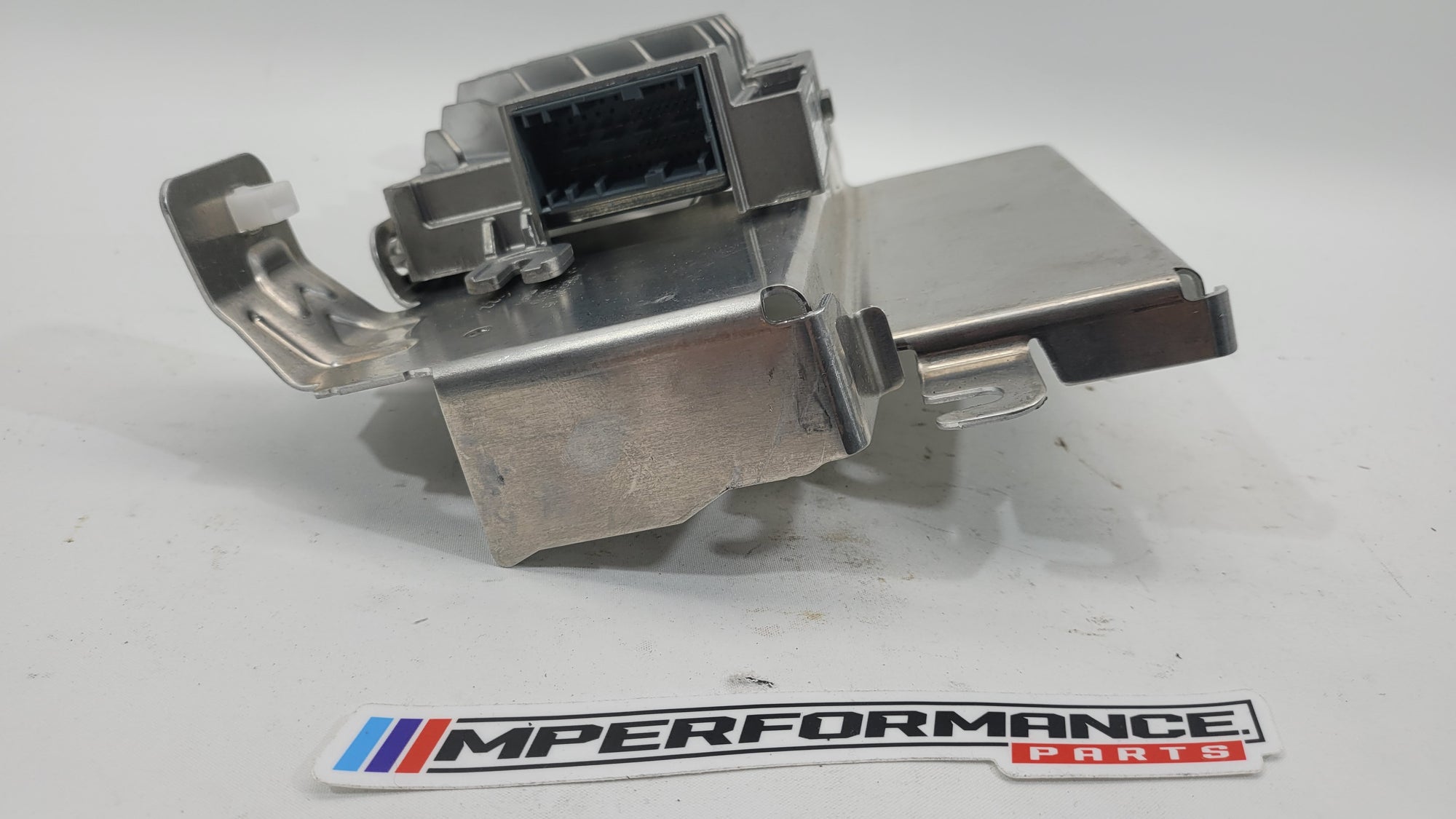 BMW 3 4 5 6 Series Harman Kardon amplifier 5A5CA89 for G20 G21 G22 G26 G30 G32 models, image showing the amplifier unit.