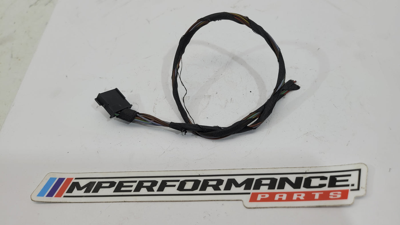 BMW tail light side panel left plug socket wiring, part number 6909052, showing detailed view of the wiring connection and socket.
