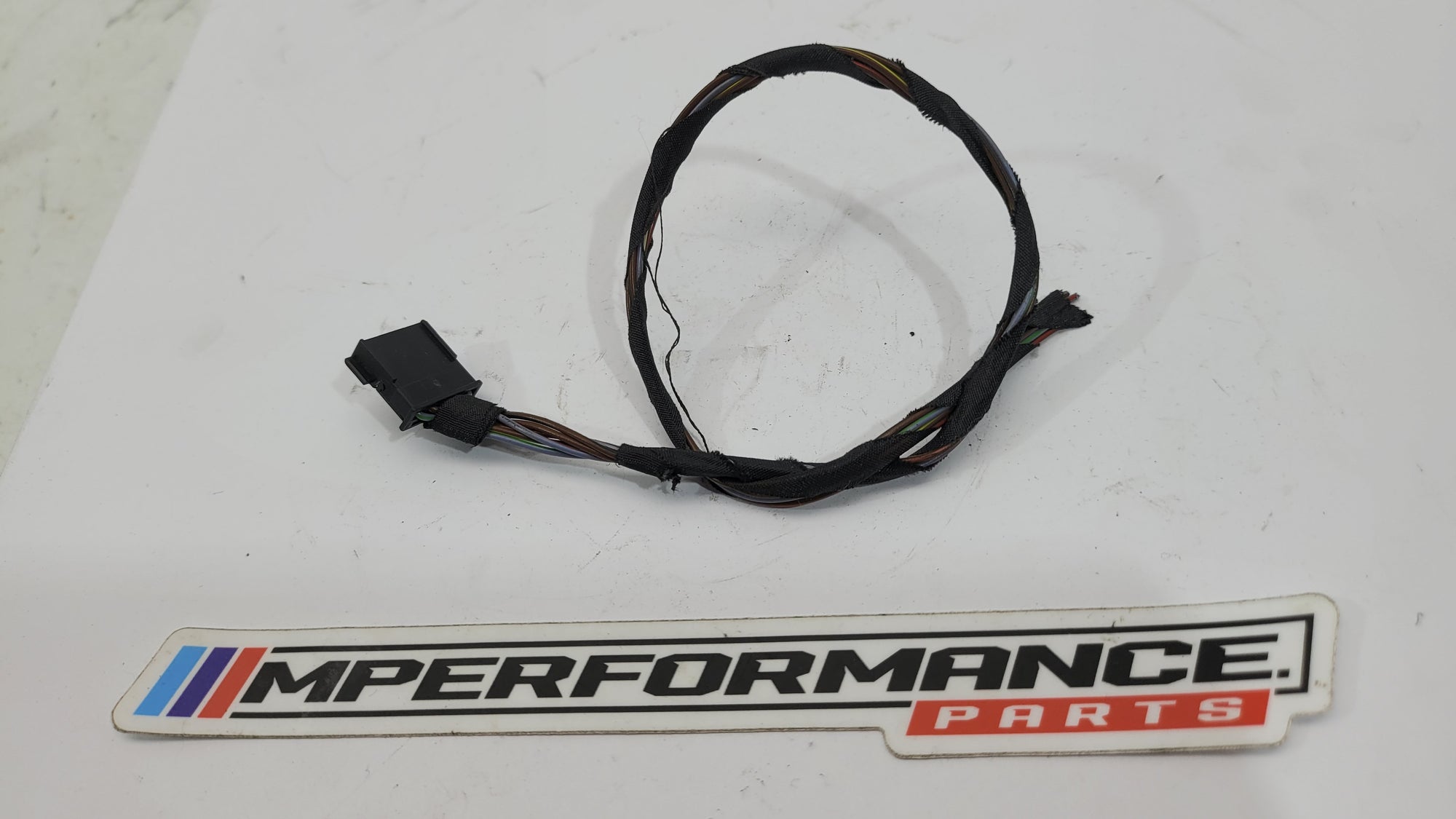 BMW tail light side panel left plug socket wiring, part number 6909052, showing detailed view of the wiring connection and socket.
