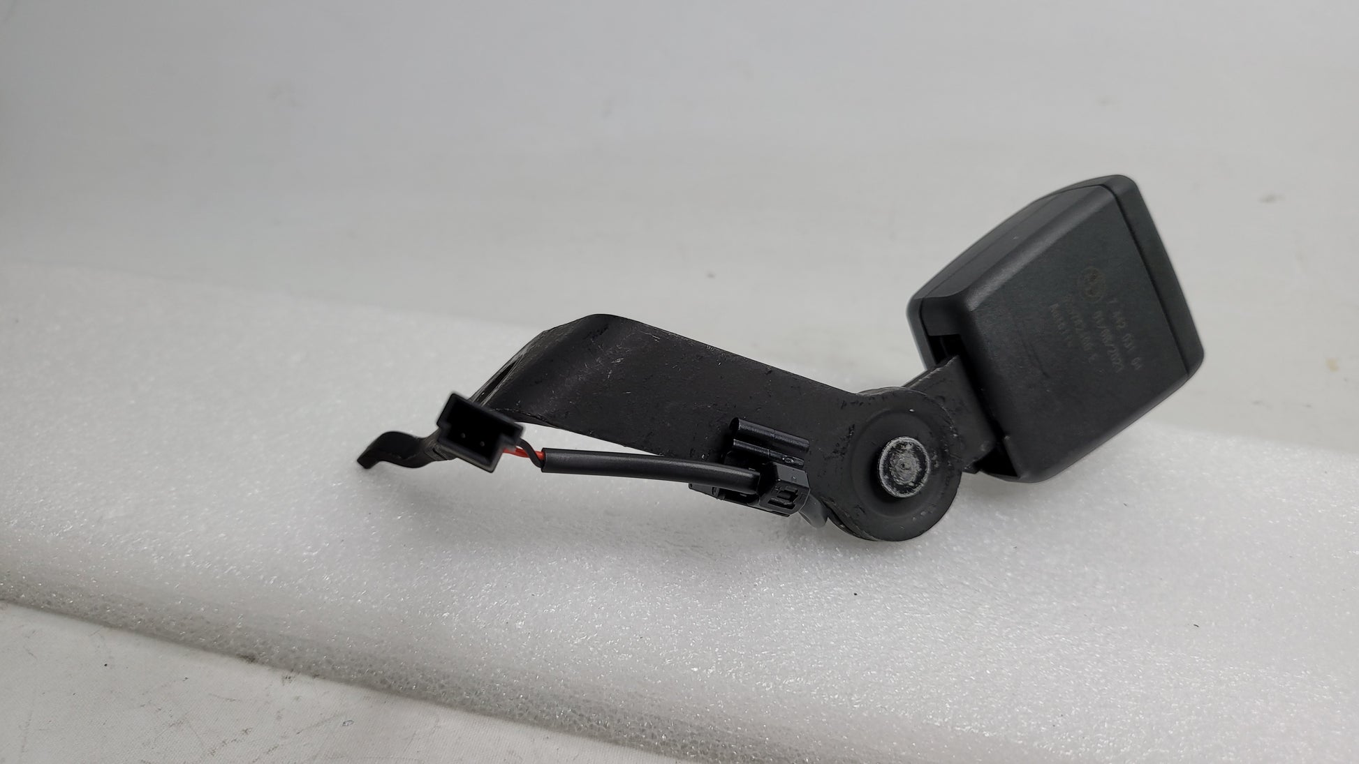 BMW M3 G80 - REAR LEFT SEAT BELT Buckle / Receiver 7442031 - MPerformance.parts