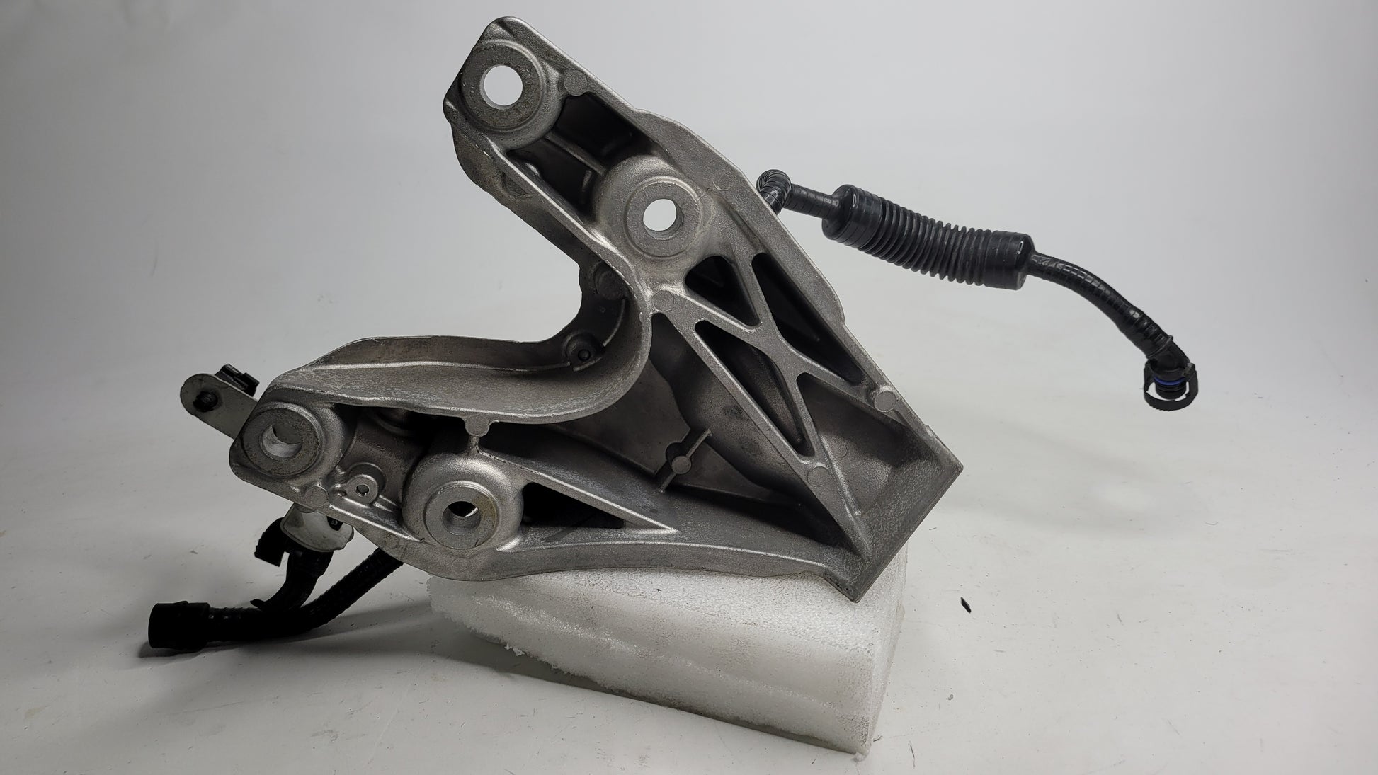 BMW M3 3.0L - LEFT Engine / Motor Mount Bracket 6789093 - MPerformance.parts