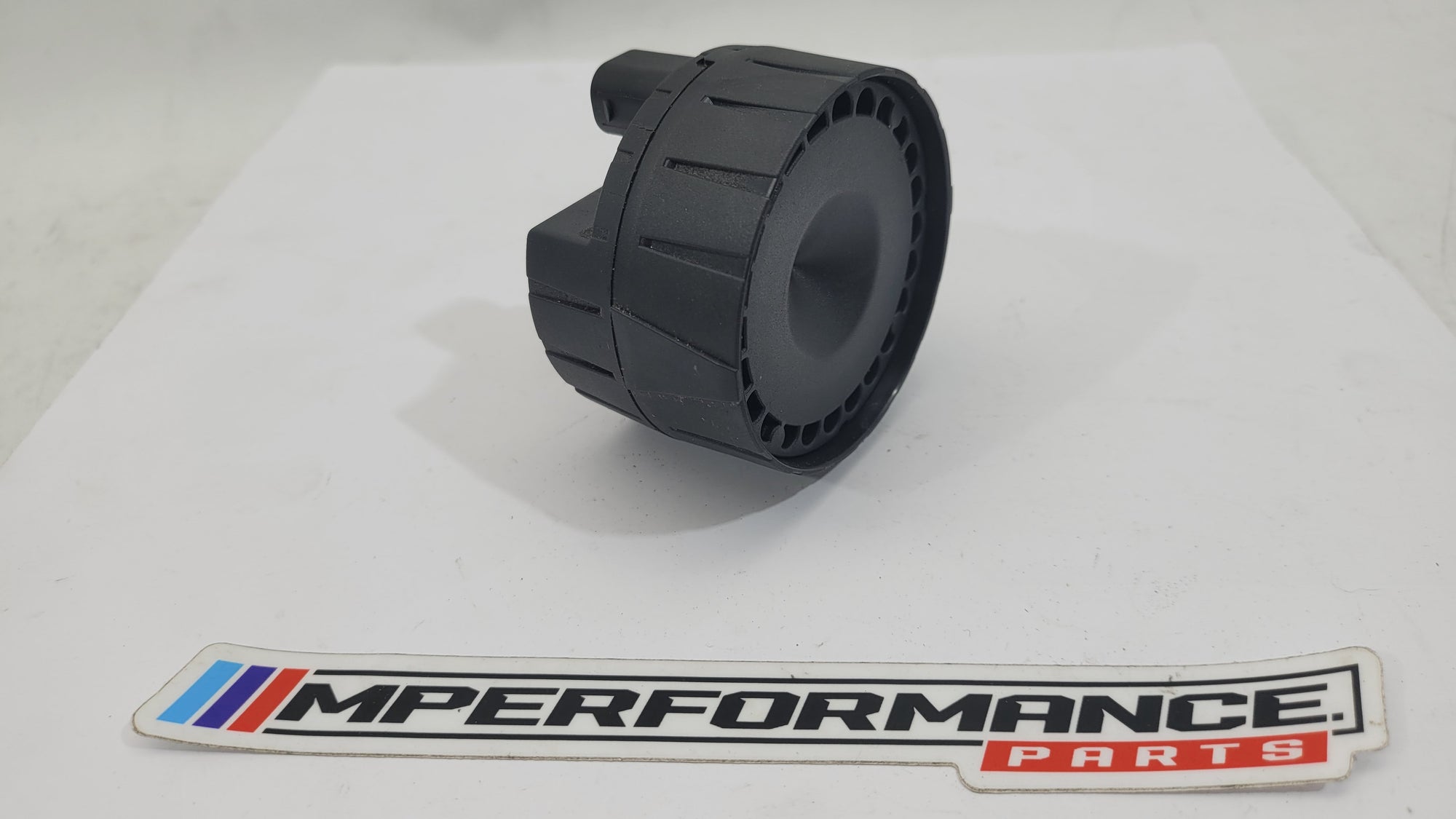 BMW M2 F87 sensor alarm horn and control module, part number 9493759, showcasing the compact electronic unit with wiring connectors.