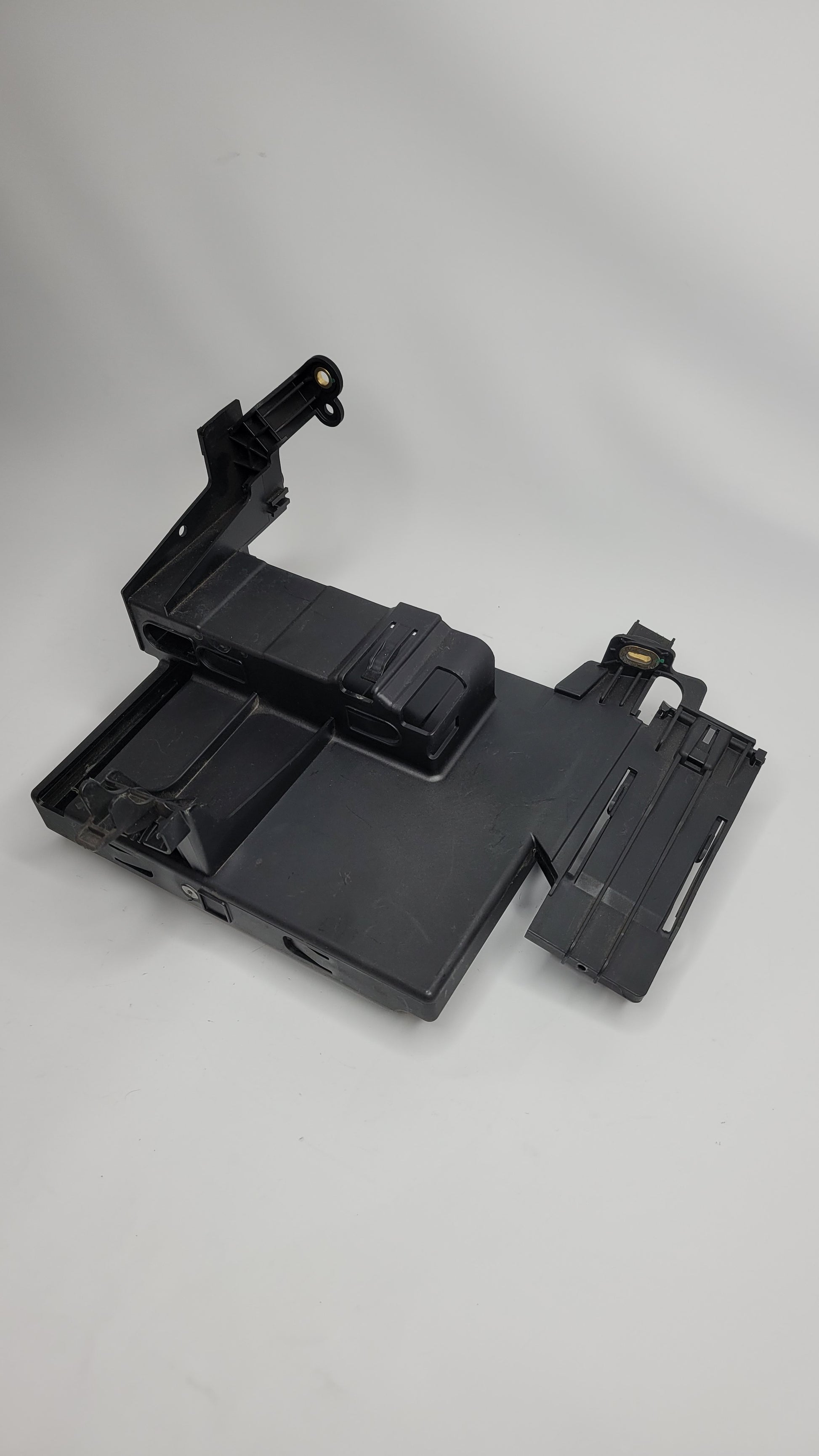 BMW G87 M2 G80 G81 M3 G82 G83 M4 ECU COVER DISTRIBUTOR HOLDER 8095697 - MPerformance.parts
