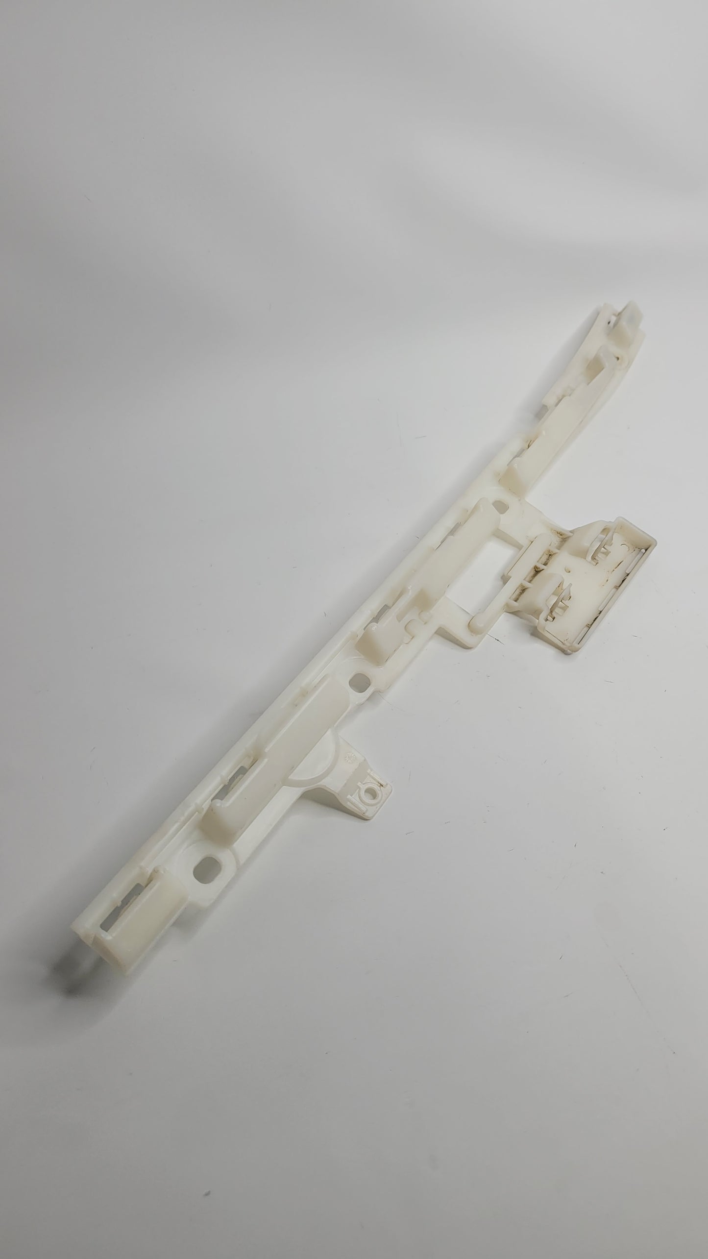 BMW M4 G82/G83 ROCKER PANEL MOULDING BRACKET 8077793 - MPerformance.parts