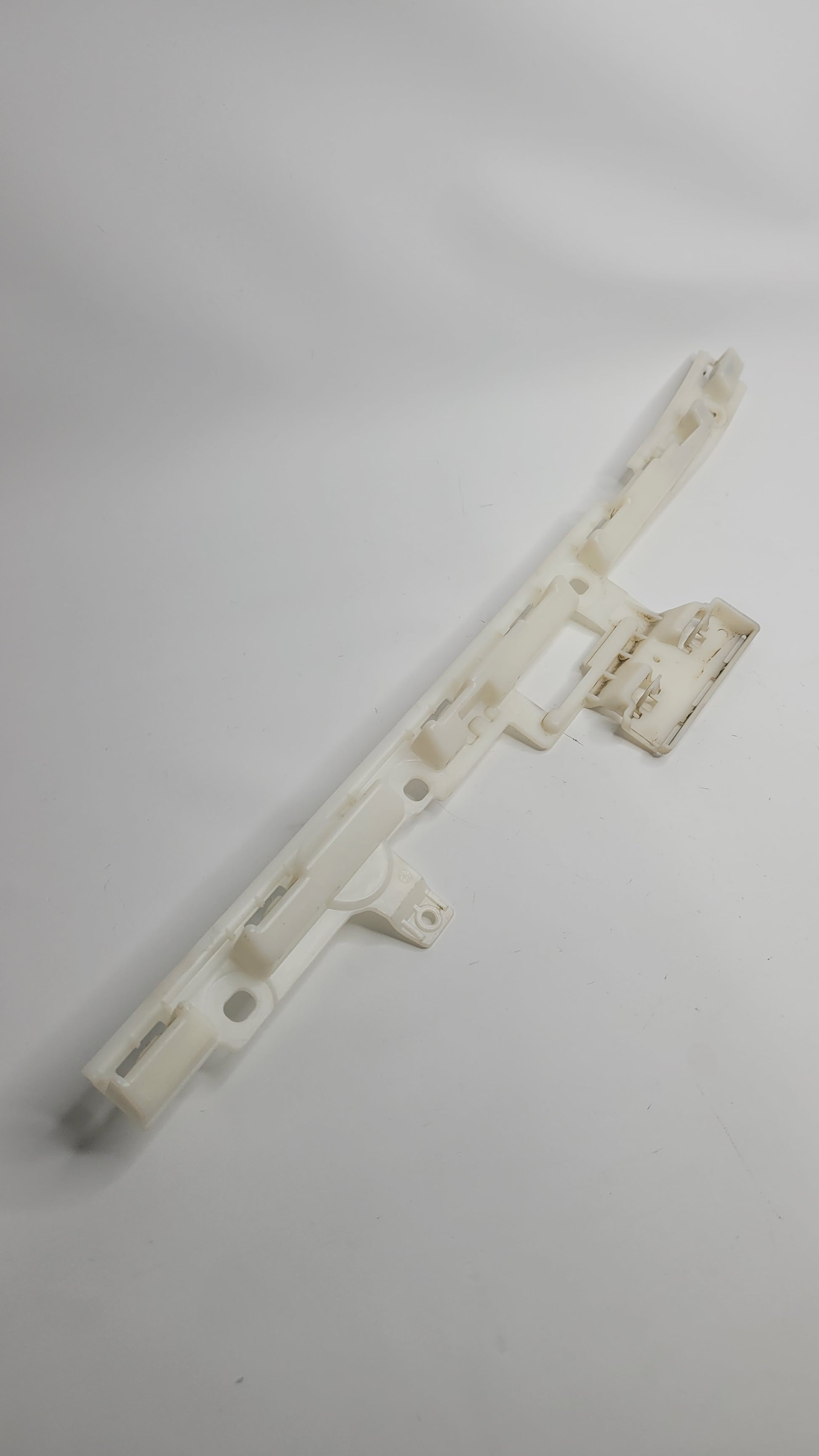 BMW M4 G82/G83 ROCKER PANEL MOULDING BRACKET 8077793 - MPerformance.parts
