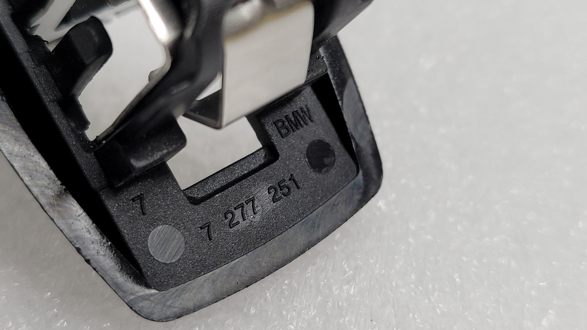 BMW G80 M3 FRONT LEFT DRIVER SUN VISOR CLIP HOLDER BRACKET HOOK - 7277251 - MPerformance.parts