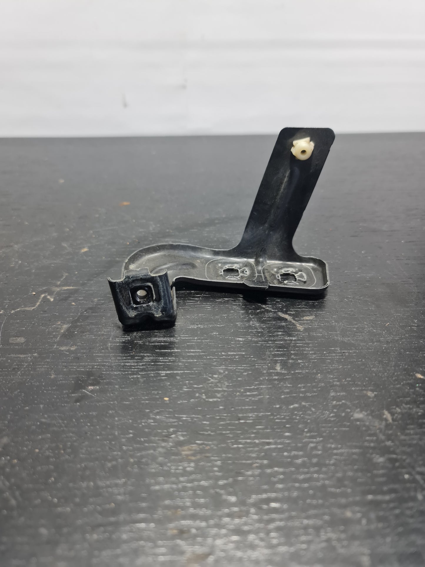 BMW F80 M3 3 SERIES LEFT GUARD BRACKET 7255821